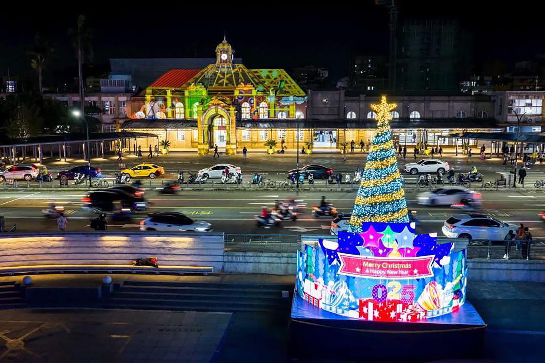 風城今年主打前衛風，將百年車站以光雕投影，搭配護城河畔的光影步道，將舊城區在夜晚化為科技與童話交織的場景。（翻攝自新竹市政府臉書）