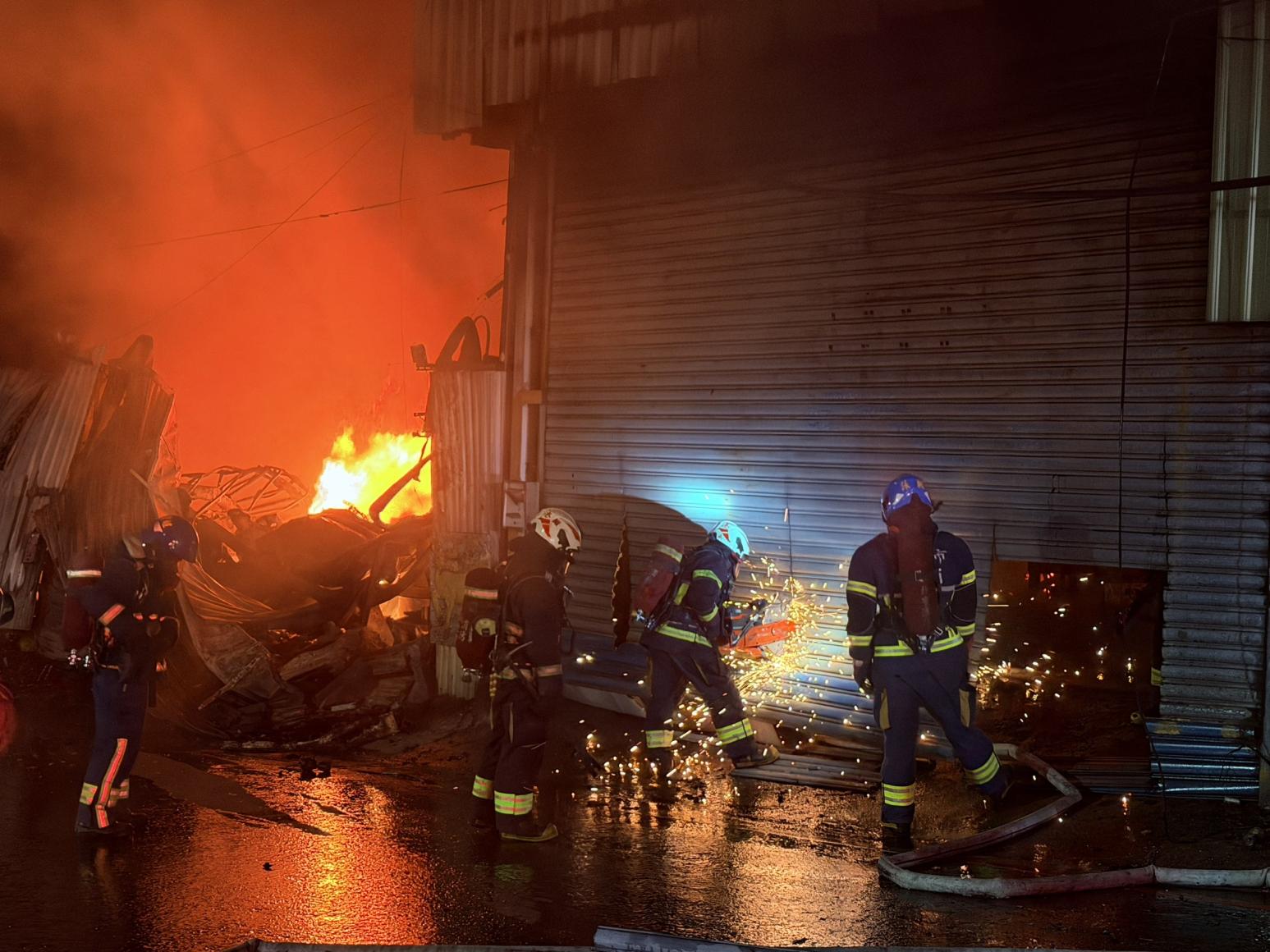 今（7）日凌晨，新北市八里區一間木工加工鐵皮工廠發生火警。（新北市消防局提供）