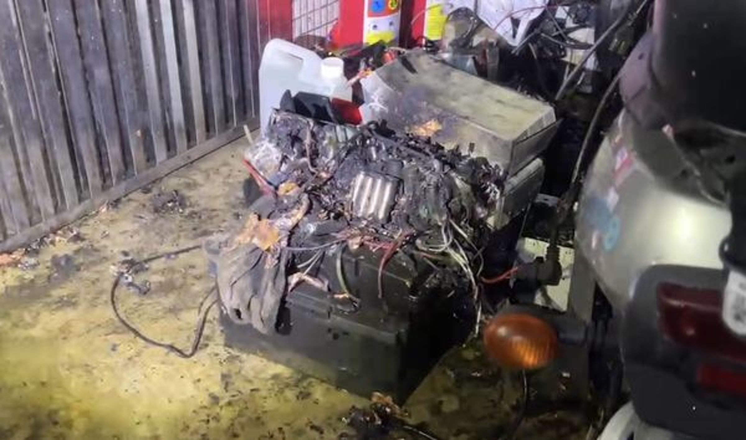 高雄鳳山昨晚傳出一起電動車充電釀火警事故,鄰居透露這戶近年來已燒4次。(翻攝自記者爆料網)