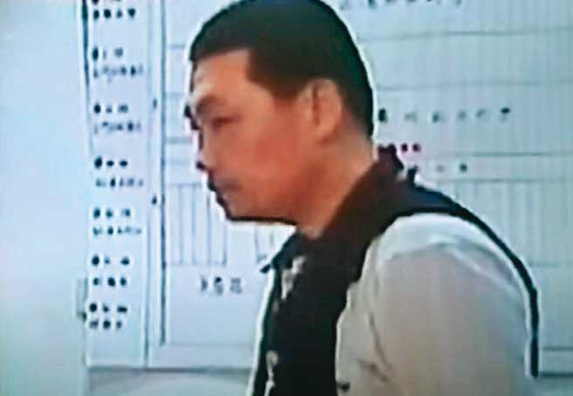 時任刑事局長的侯友宜(圖)坐鎮指揮,最後順利抓到槍擊要犯吳俊卿。(翻攝畫面)