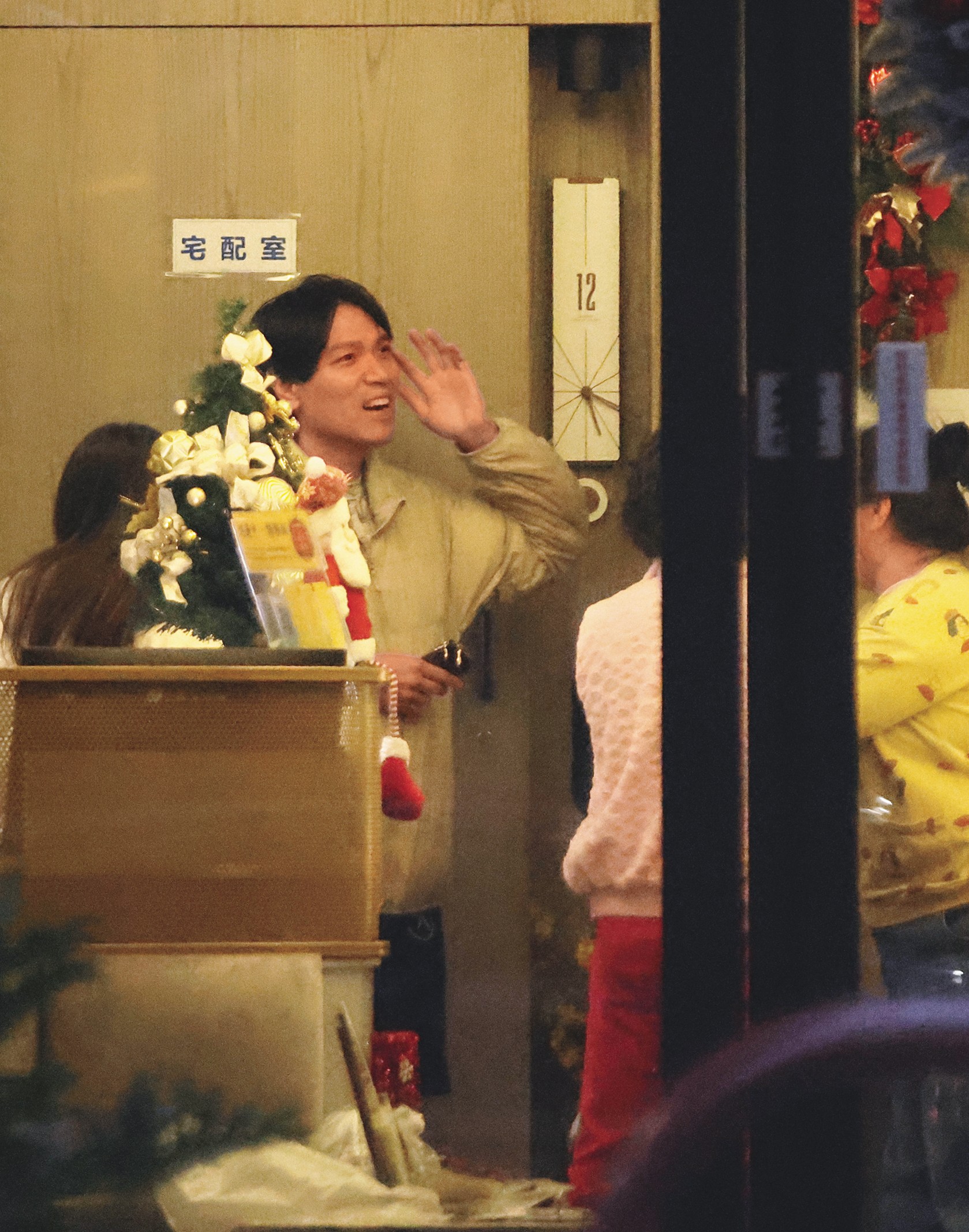 17:16,楊宗緯(左)身為社區主委,跟一派挺他的人相處融洽,看起來也很投入相關事務。