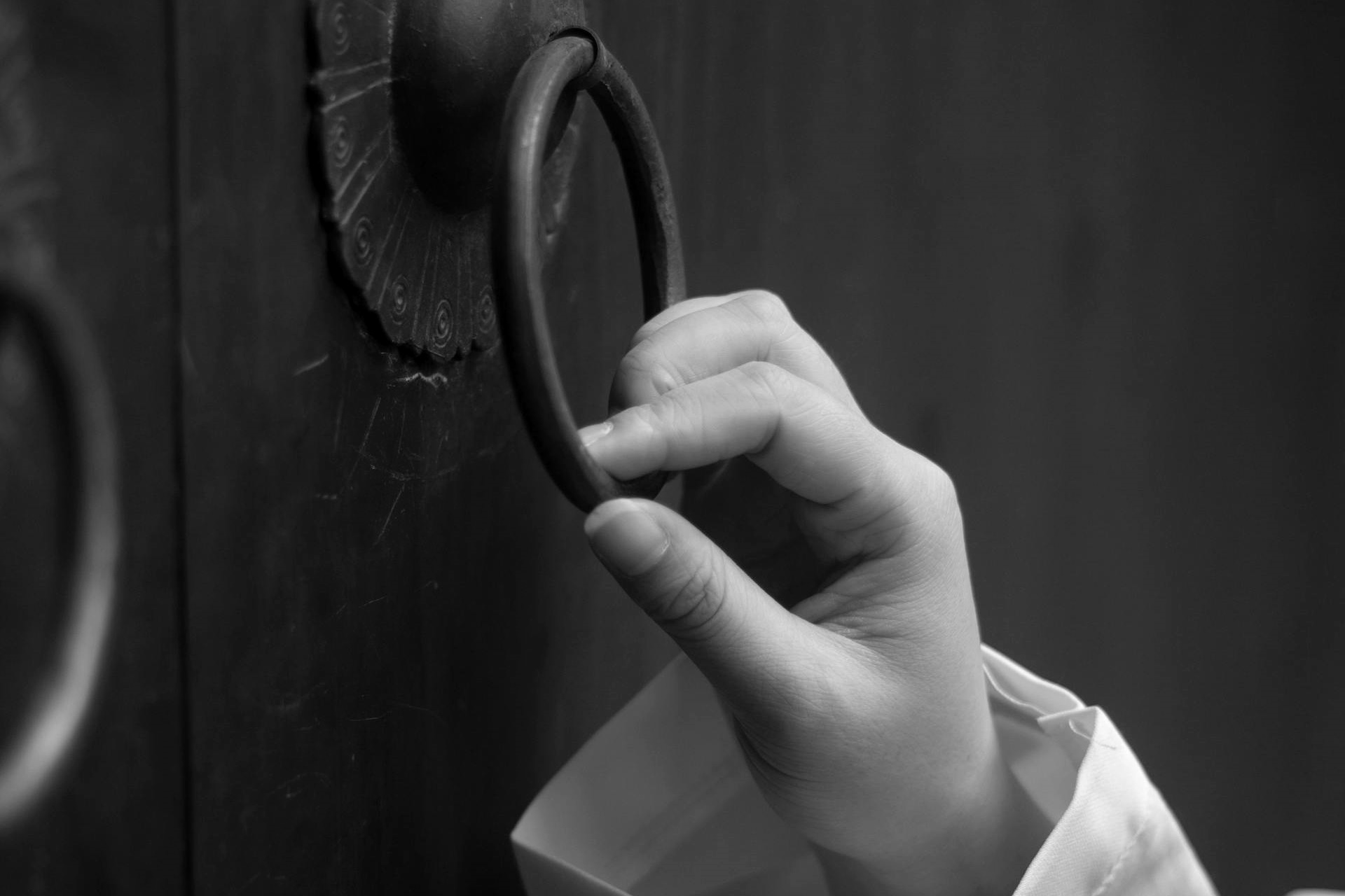 美國一名11歲男童，因為和朋友跟風玩「按門鈴就跑」惡作劇，遭到屋主擊斃。（示意圖，Pexels）