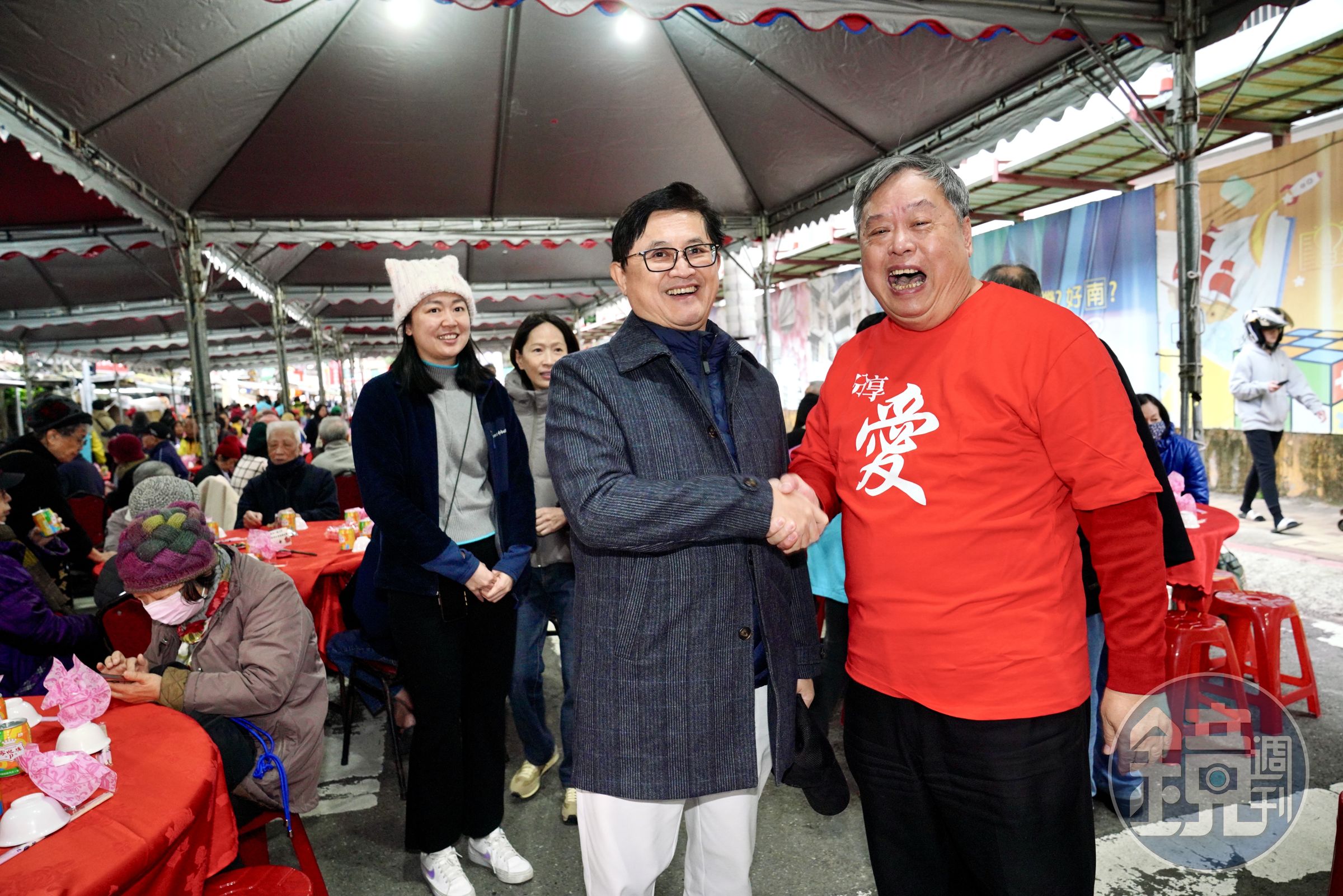 南機場最強里長方荷生（右）被點名在罷免期間支持吳沛憶，遭檢舉違反黨紀。（本刊資料照）