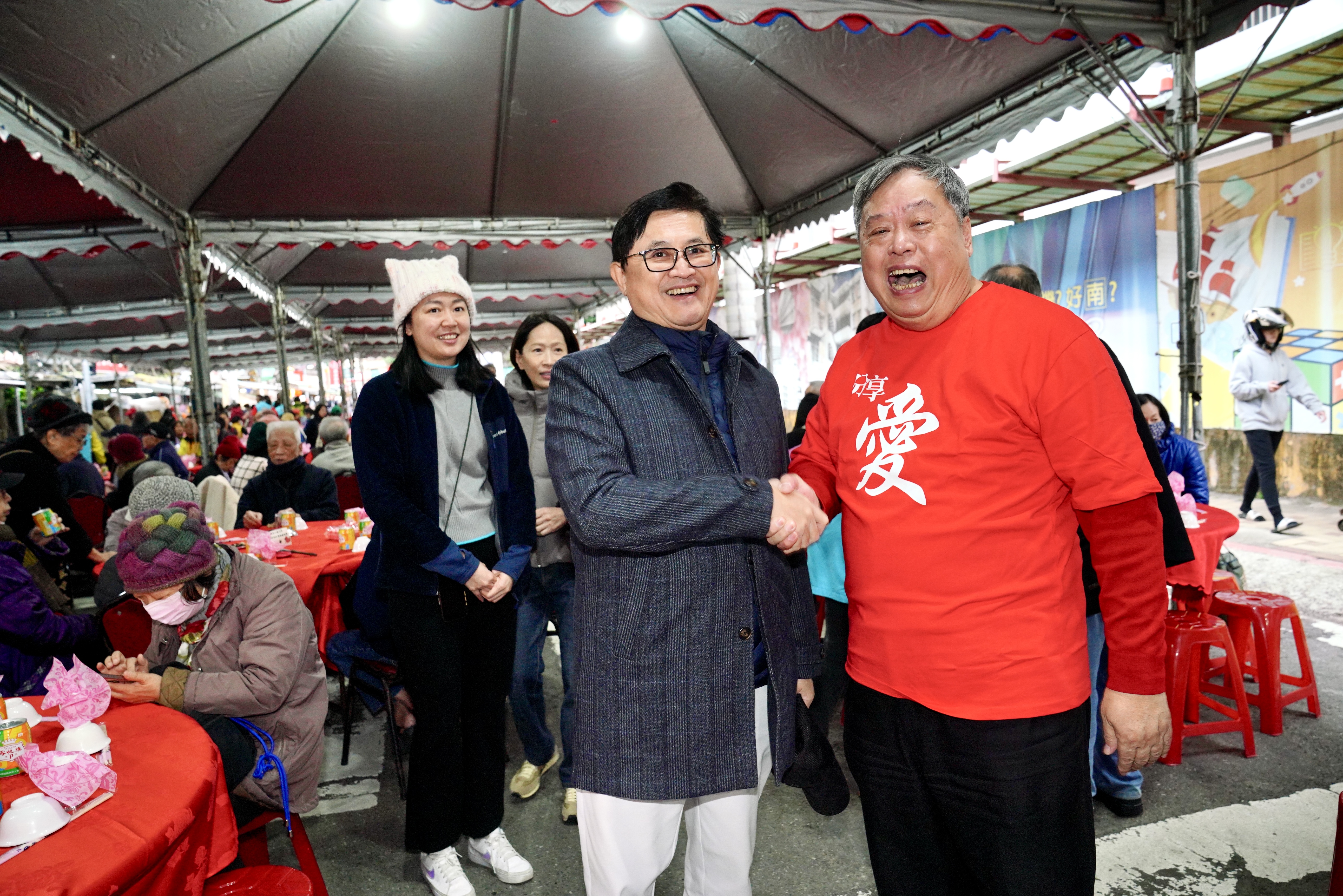 南機場最強里長方荷生（右）被點名在罷免期間支持吳沛憶，遭檢舉違反黨紀。（本刊資料照）