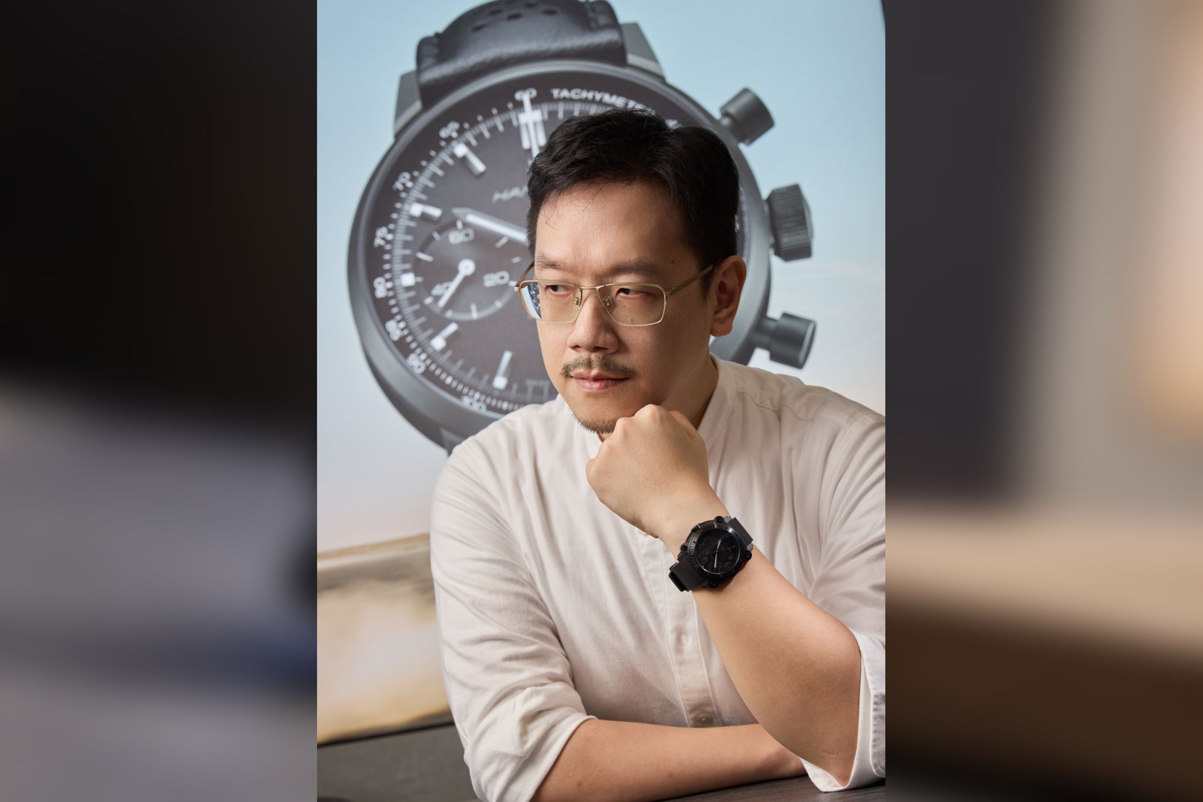 全黑質感的BeLOWZERO佩戴在水ㄤ腕間,展現沉穩又克制的力量感,呼應《天能》中對時間的精準掌控。