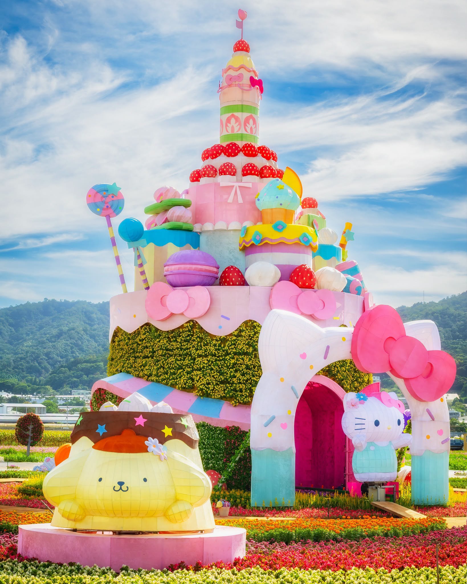 主花毯結合機械動態裝置，3公尺高的Hello Kitty將隨著音樂旋轉演出，還會定時出現煙霧泡泡、雪花等特效。（台中市政府觀光旅遊局提供）