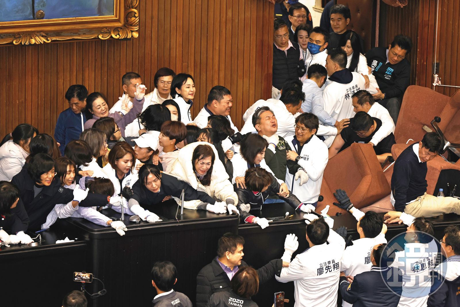 本屆立法院朝野對立態勢一再升高，最終演變成相互罷免大亂鬥