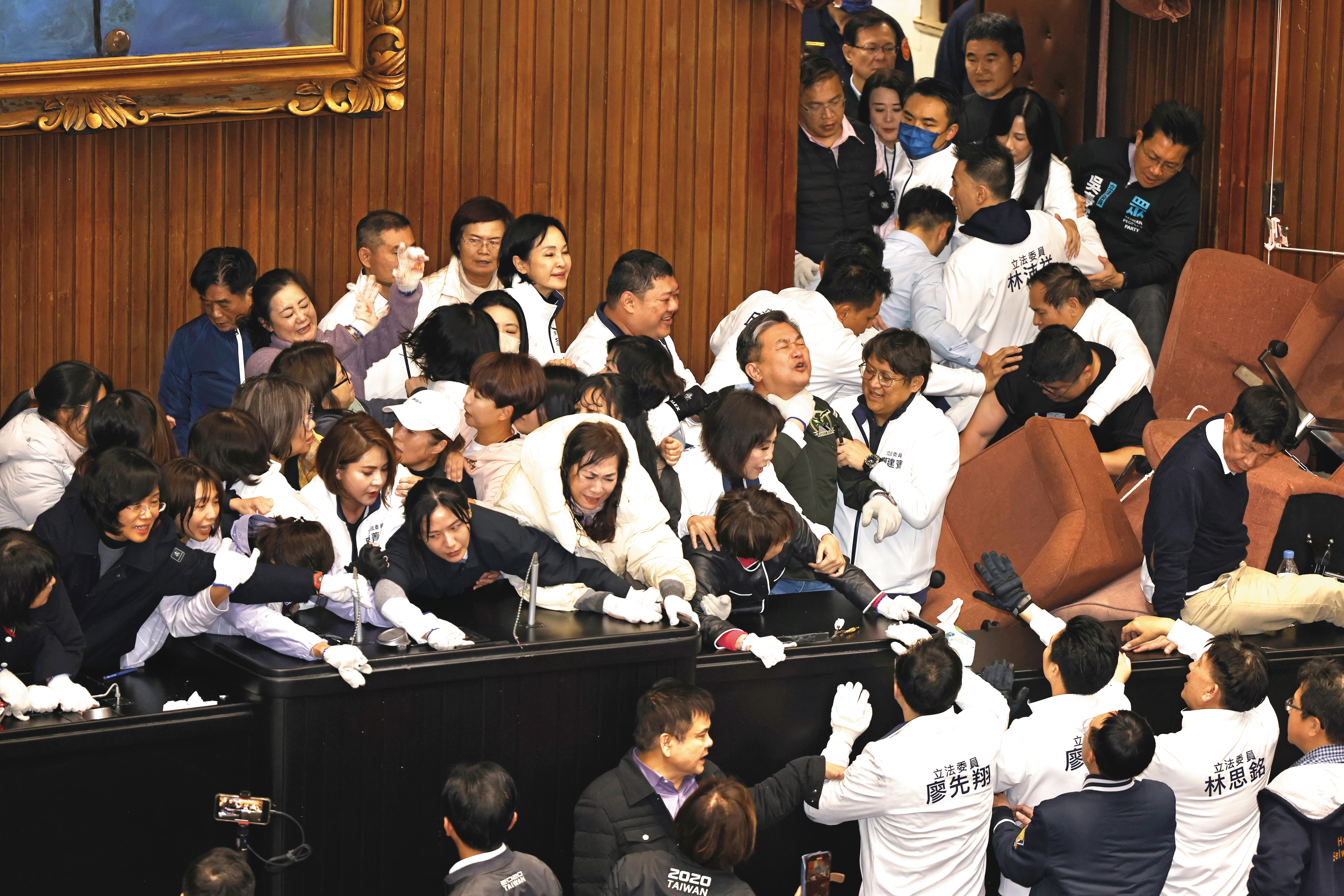 本屆立法院朝野對立態勢一再升高，最終演變成相互罷免大亂鬥。
