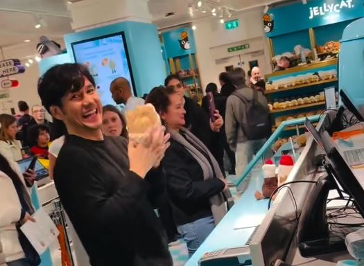 西島秀俊難得一見的私下活潑模樣，讓粉絲們瞬間暴動。（翻攝自西島秀俊IG）