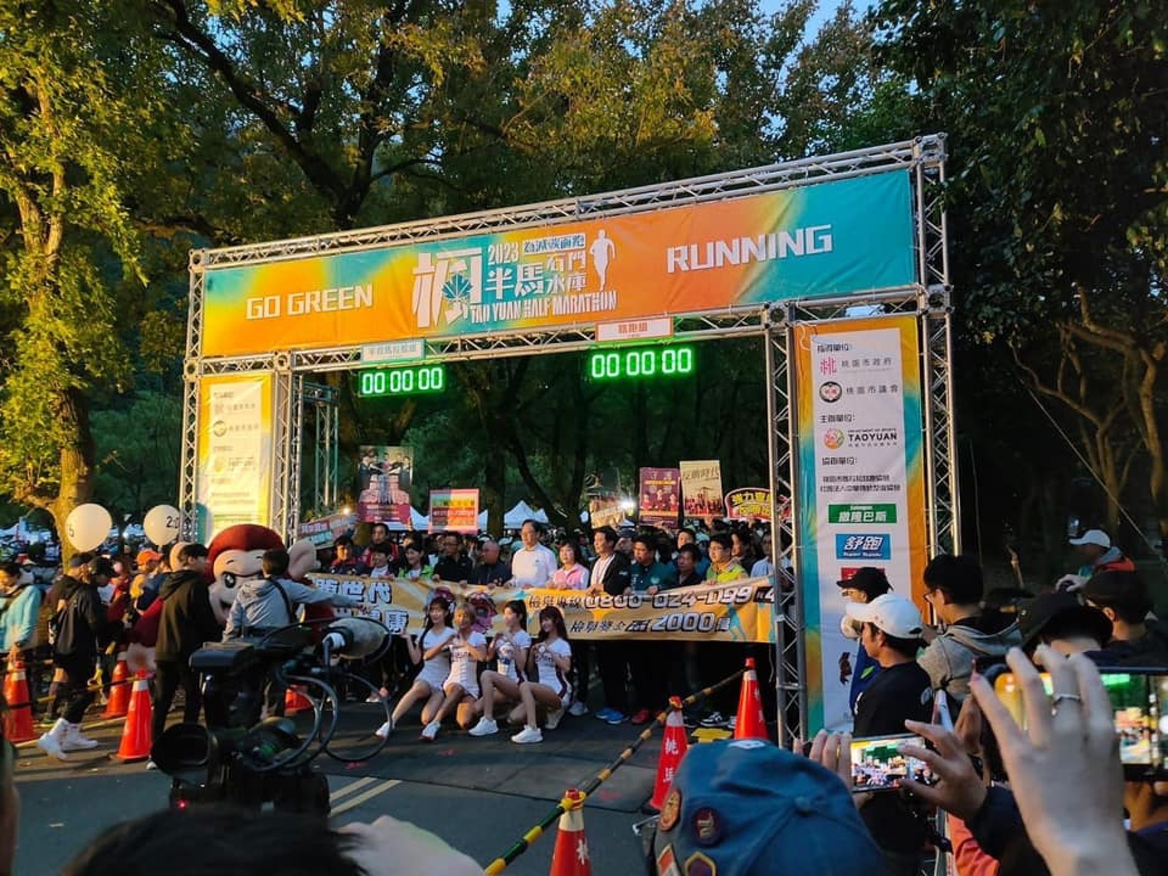 171名參加桃園楓半馬跑者，卻因等嘸接駁車，只能無奈棄賽。（翻攝自臉書＠魏筠）