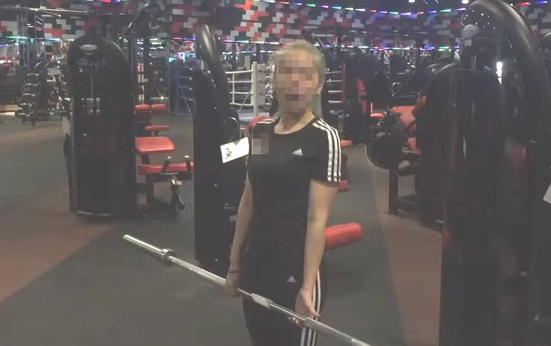 北市社會局科員涉嫌在市府門口交易毒品，考績會今先決議停職，再給她7天時間等她出面陳述。（翻攝自YouTube）