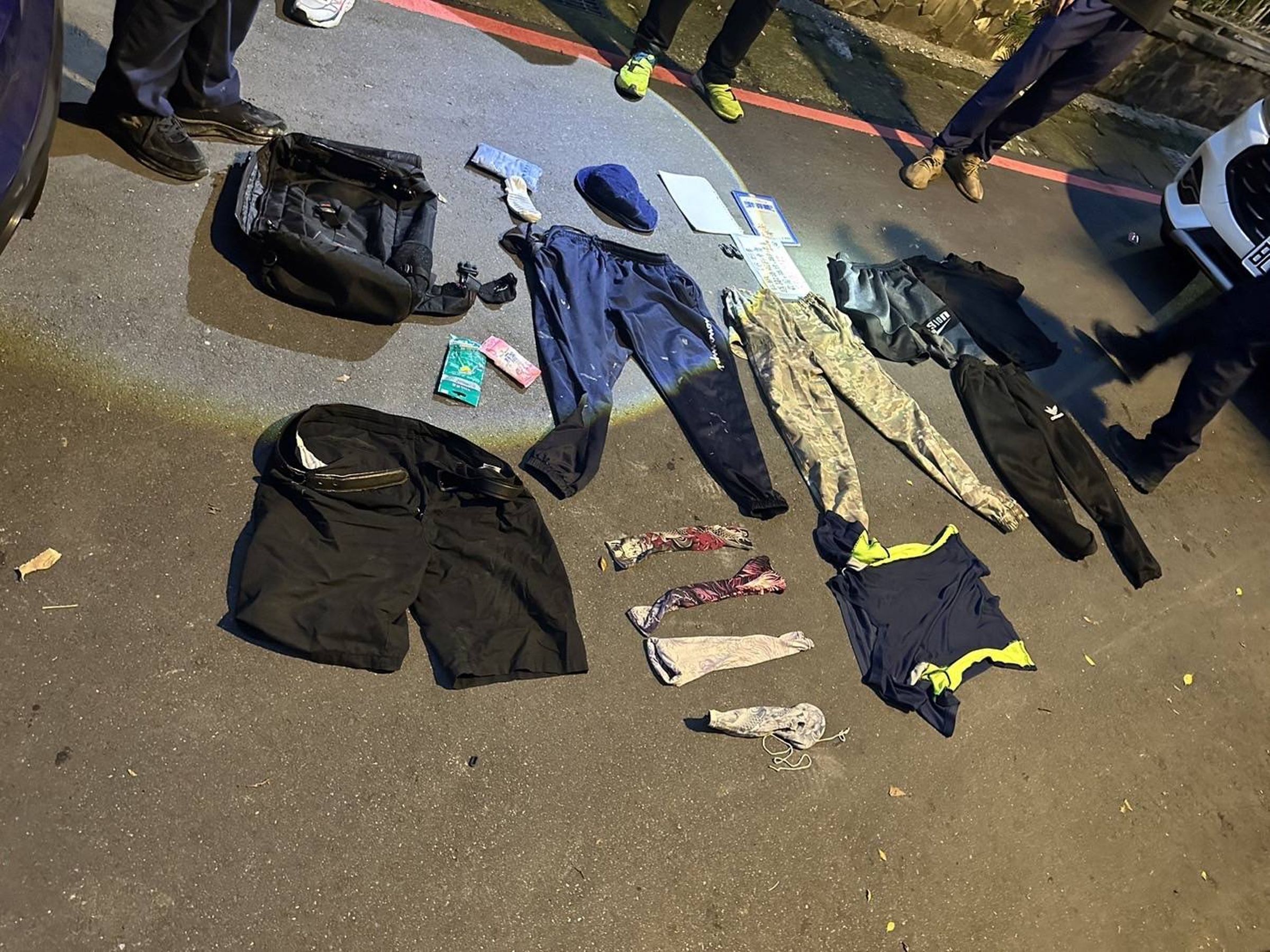 警方起出謝嫌等人變裝的衣服及作案工具。(刑事局提供)