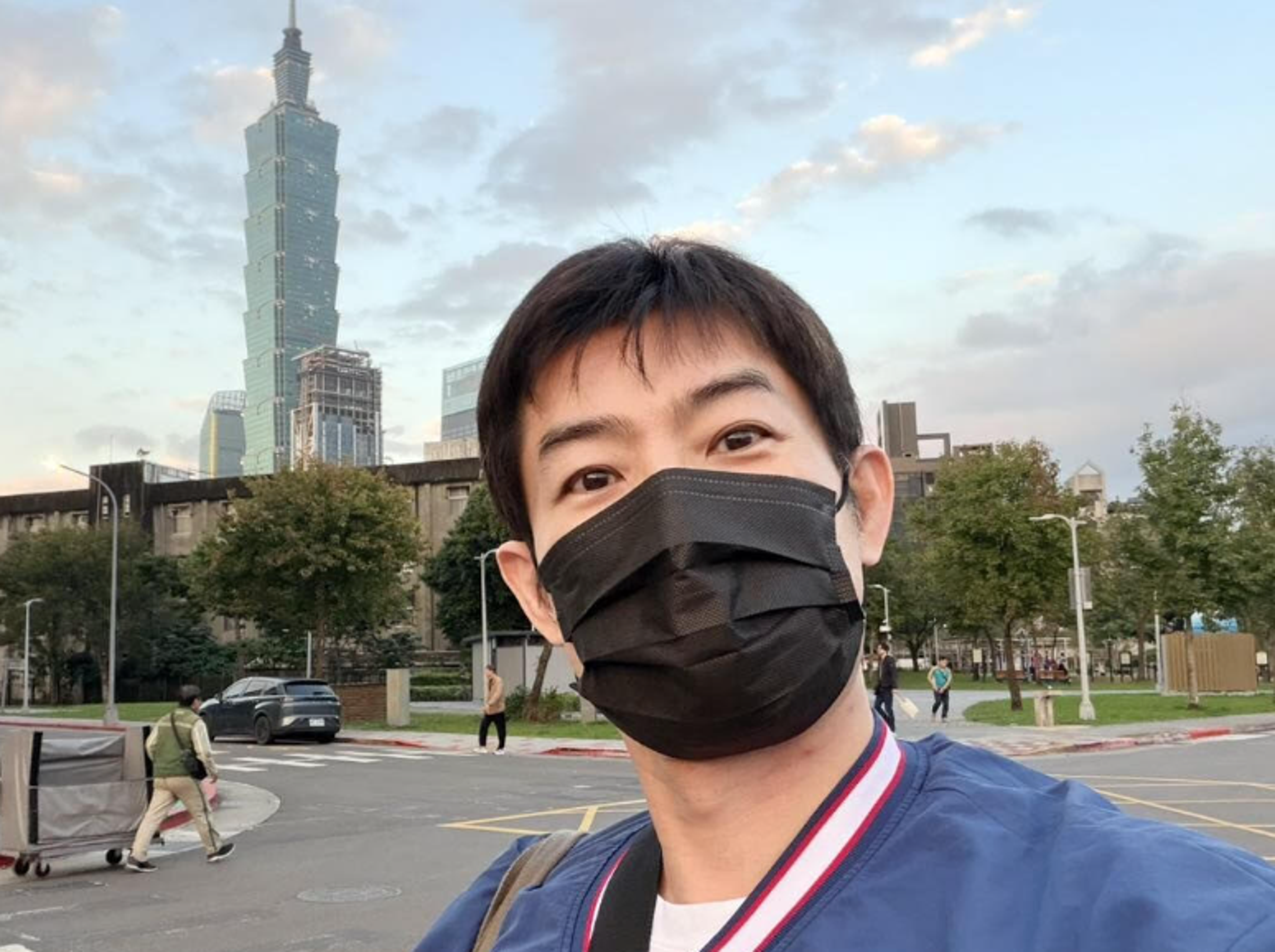 施易男自爆拉鏈沒拉。（翻攝自施易男臉書）