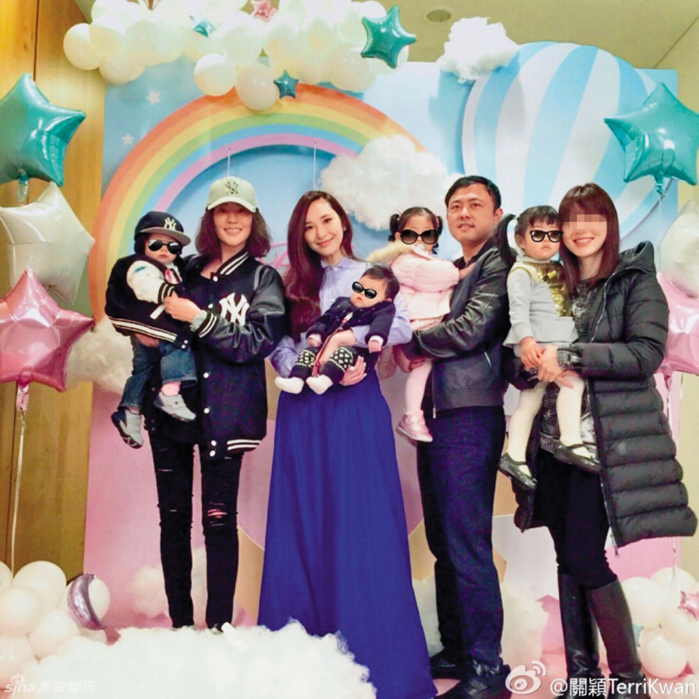 吳佩慈(左三)跟紀曉波(右三)都愛高調,沒結婚的兩人兒子、女兒都生了,曾在2016年時為兒子慶生。左二為關穎。(翻攝自關穎臉書)