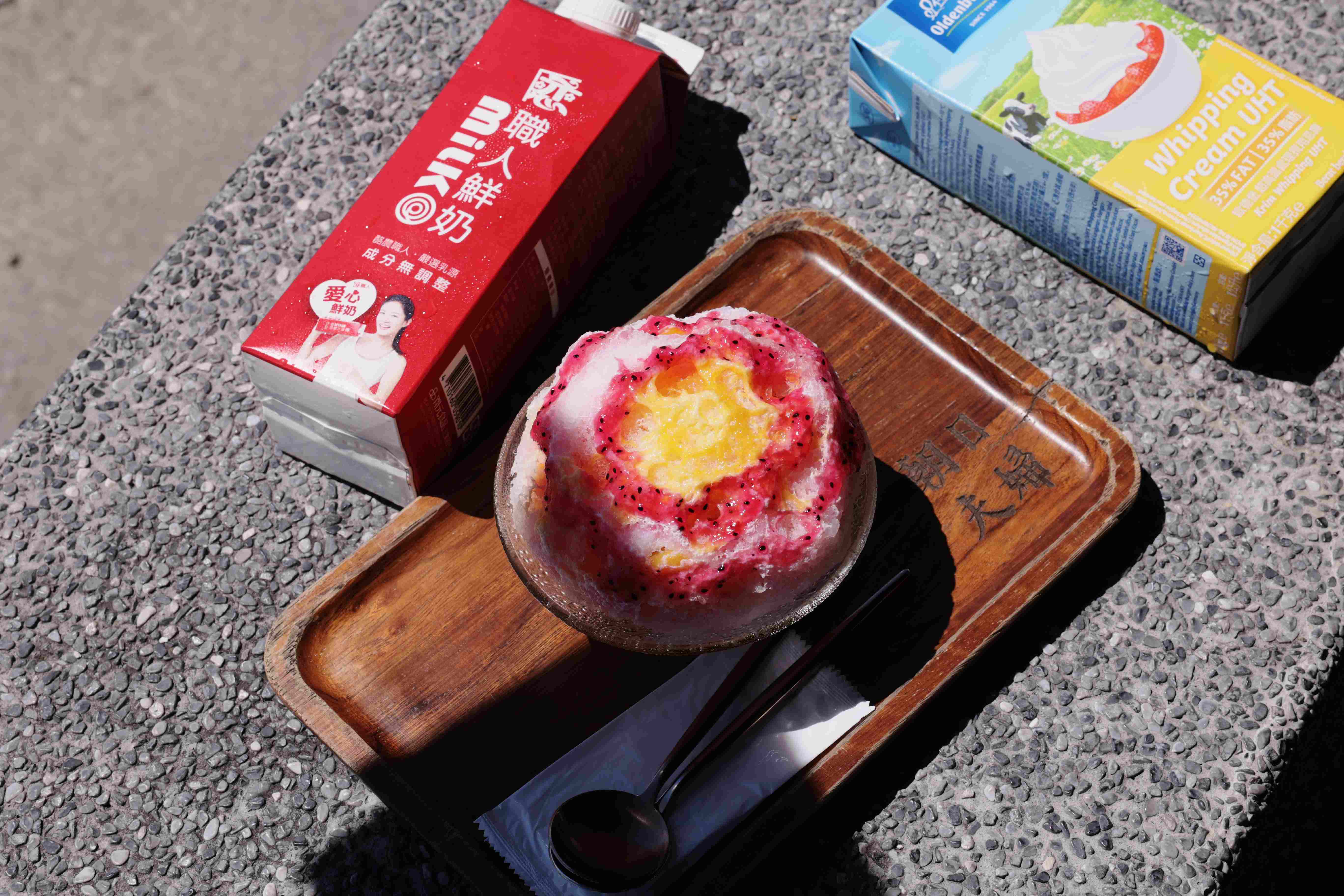 淡水老街人氣刨冰店「朝日夫婦」過年春遊期間已提高店內人氣品項備貨量，讓出遊民眾都能開心享用。（開元食品提供）