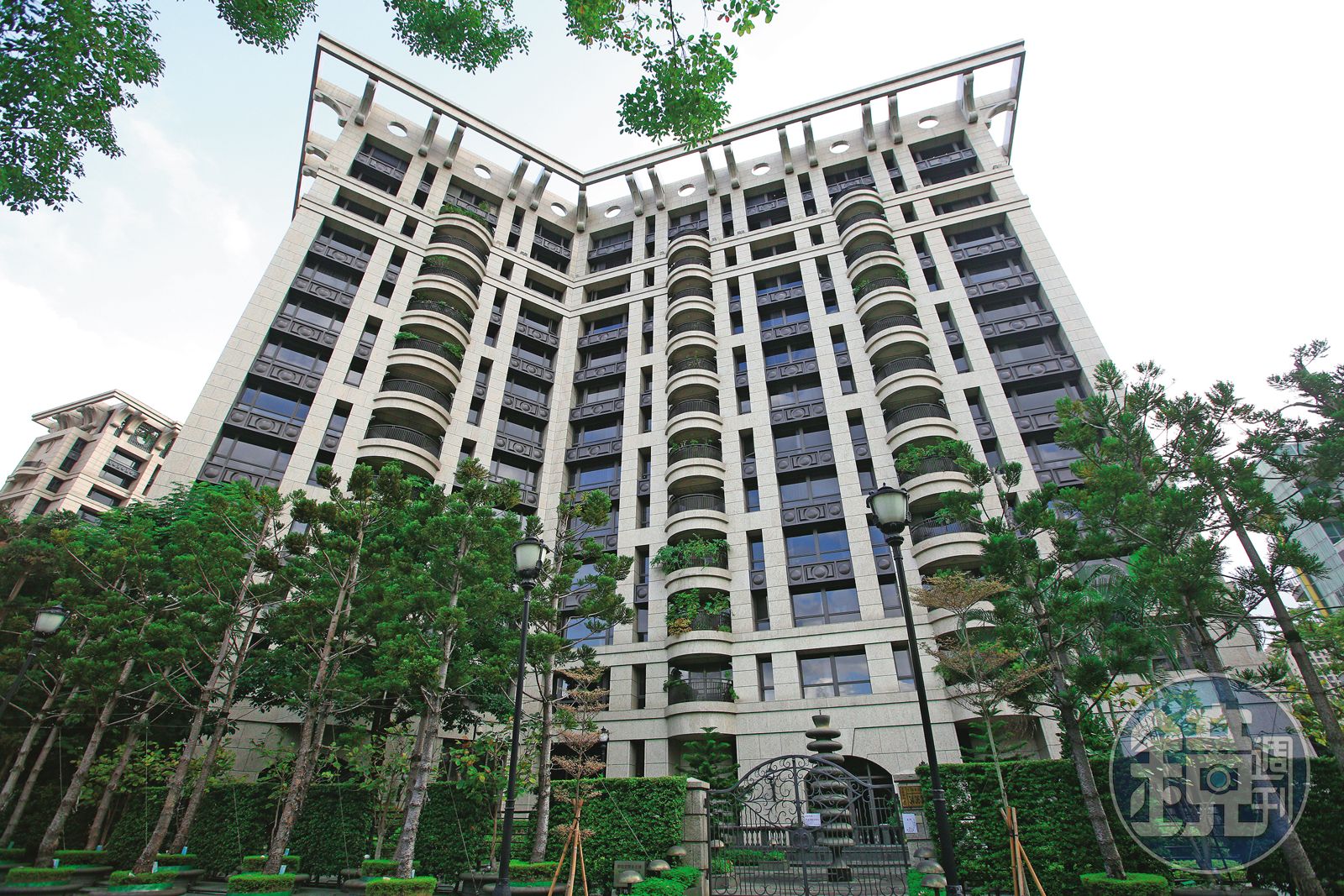 大S因為和具俊曄結婚，造成S媽大為不滿，當時大S承諾要將「國家藝術館」過戶給S媽