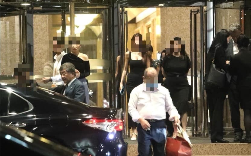 王鴻薇爆料中華開發8月6日宴請內閣官員，會後還有爆乳辣妹送客，王必勝和陳時中都有出席。（翻攝自王鴻薇臉書）