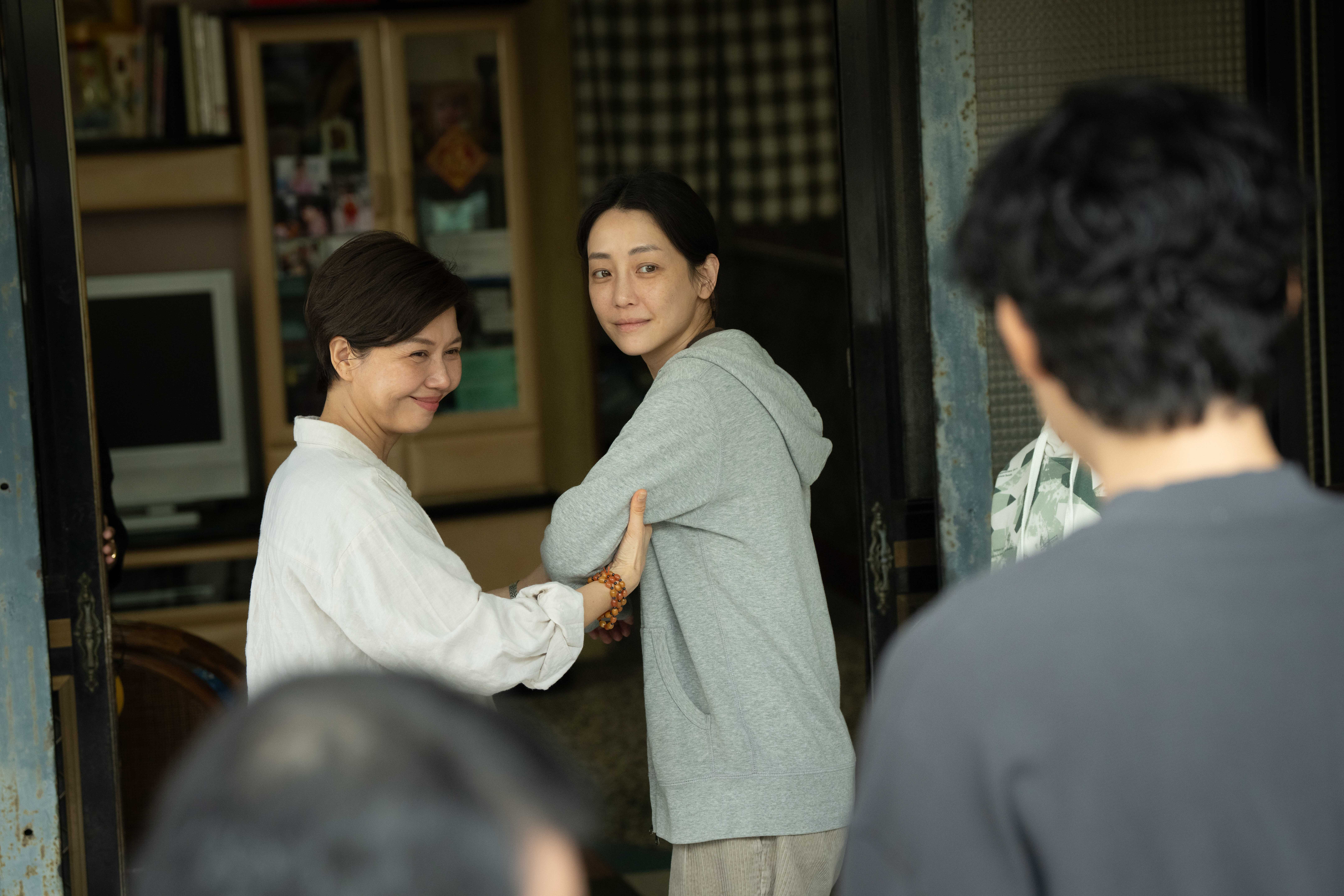 謝欣穎飾演的陳又茗與周渝民感激對望。（CATCHPLAY提供）