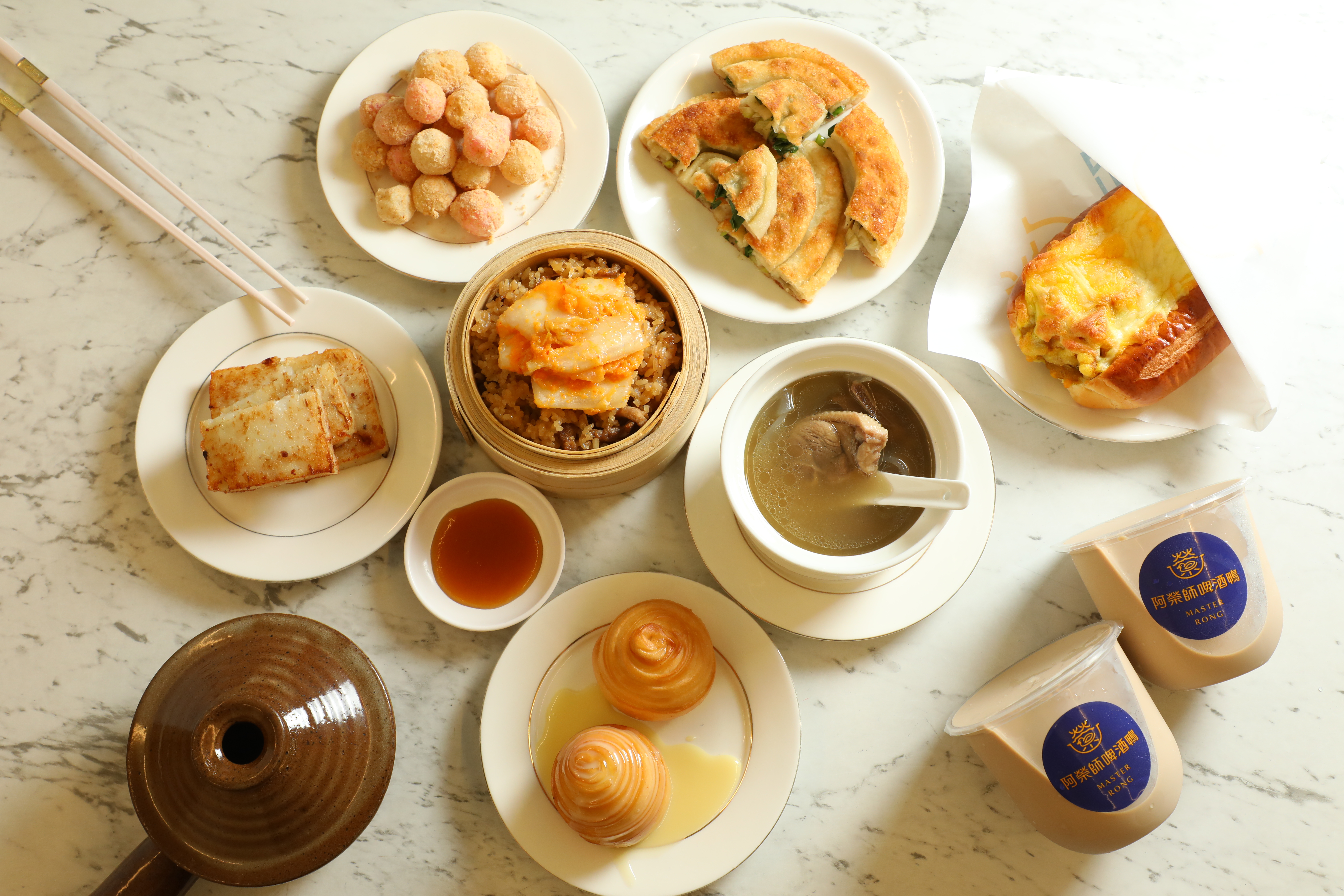 嘉義老字號餐廳新北平在中正路開「阿榮師啤酒鴨」，餐點合在一起就是迷你辦桌菜。