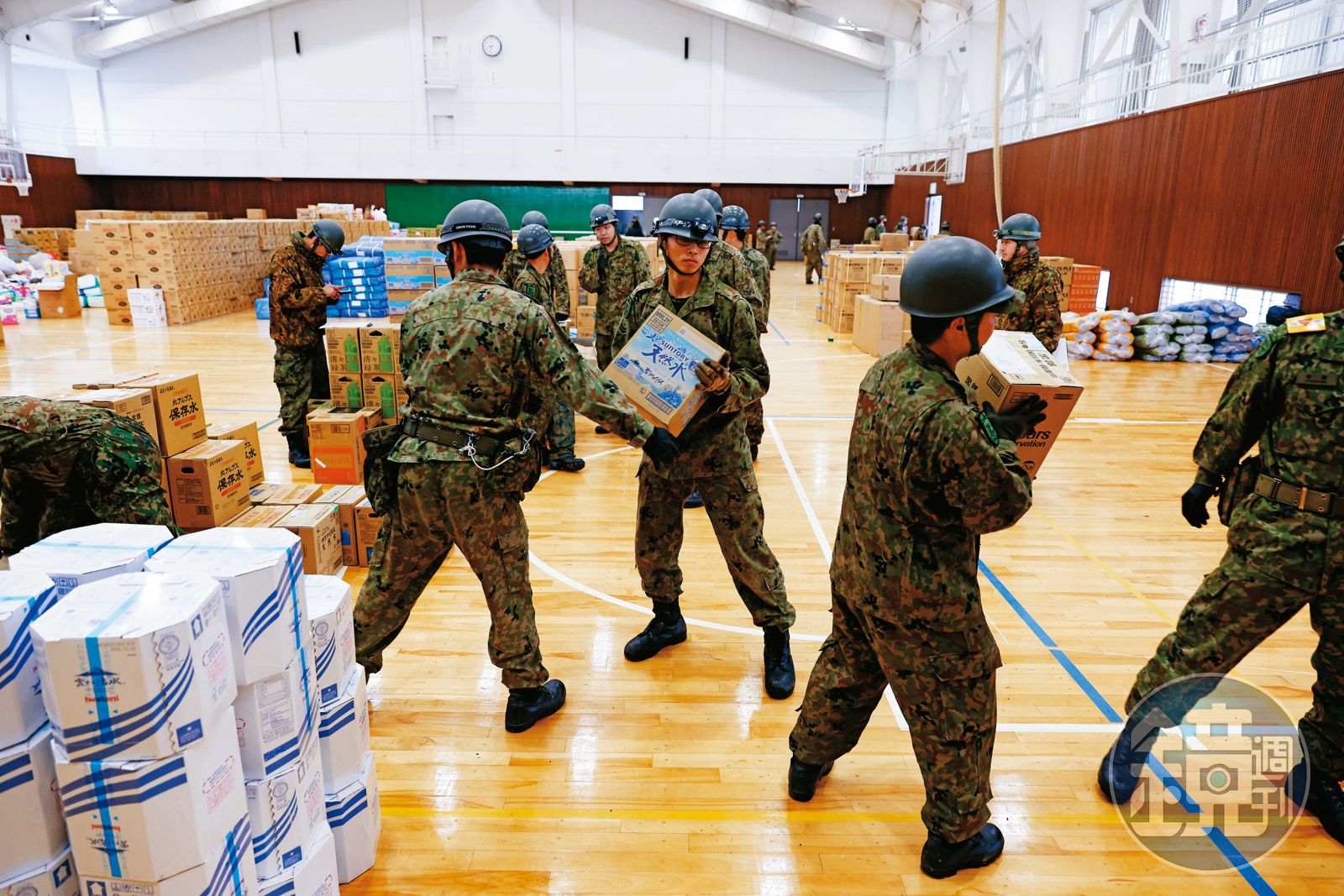 珠洲市的物資集合中心，自衛隊正協助將水等物資送至災民手中。（圖／鏡週刊提供）