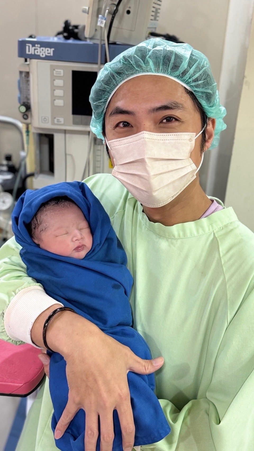 李運慶開心抱著模樣可愛的寶貝那那。（翻攝自臉書）