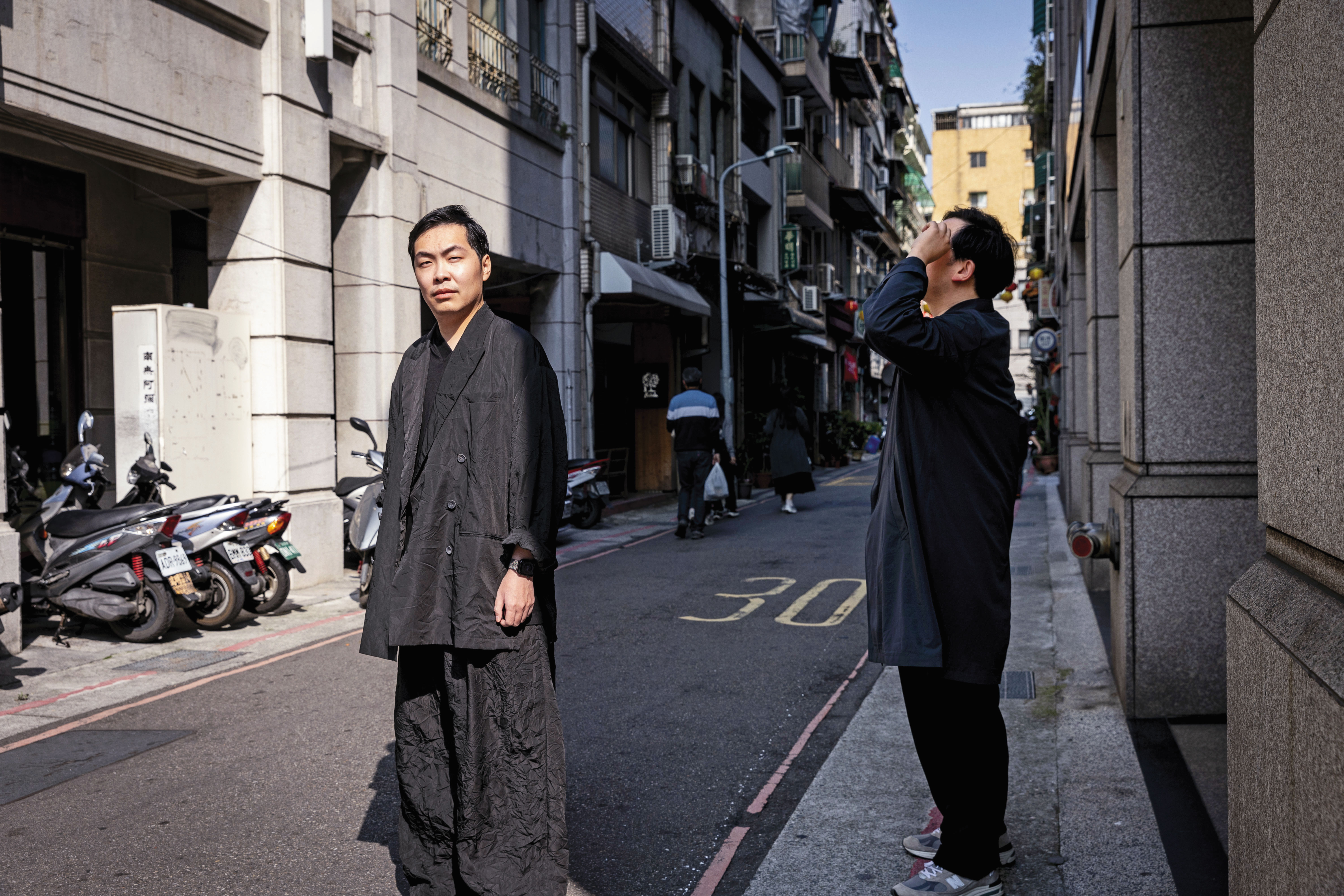 李穎（右）與中國異議Youtuber「多倫多方臉」（左）一同接受本刊訪問，方臉同意露臉拍攝，而李穎因安全考量，僅同意拍攝背影或不明顯的側臉。