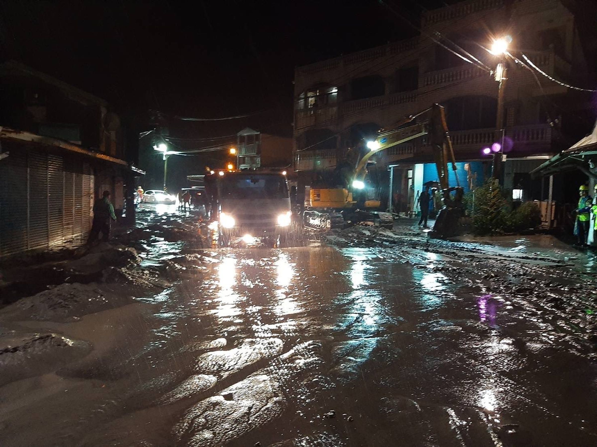 光復鄉街區被洪水與泥沙淹沒，搶災人員連夜清淤，恢復道路通行。（翻攝自徐榛蔚臉書）