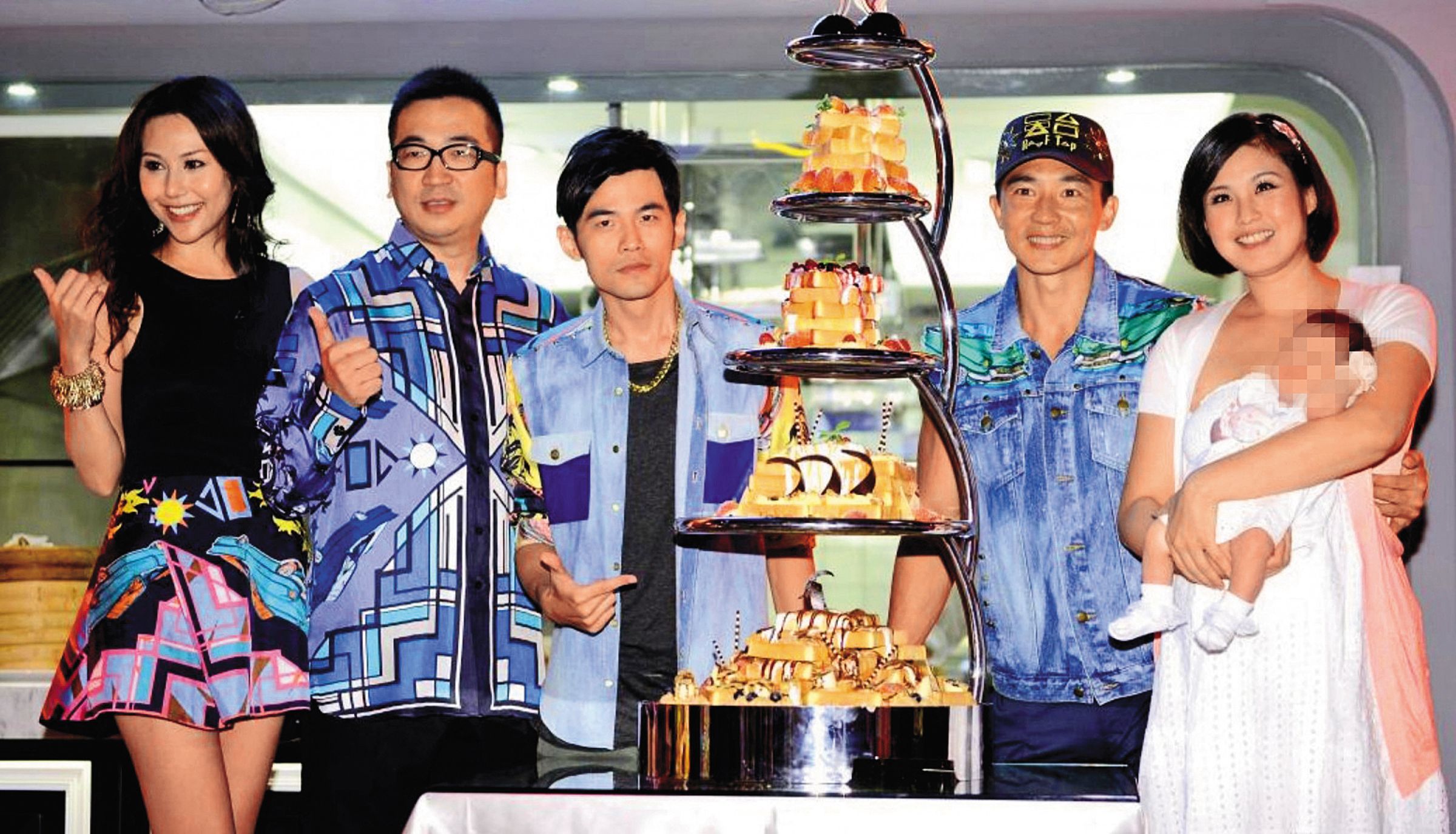 2013年,周杰倫(左三)和劉畊宏(右二)、王世均(左二)合作開天台食堂餐廳。(天台食堂提供)
