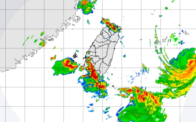 中央氣象署持續對屏東發布大雷雨、大豪雨特報。（翻攝自中央氣象署官網）
