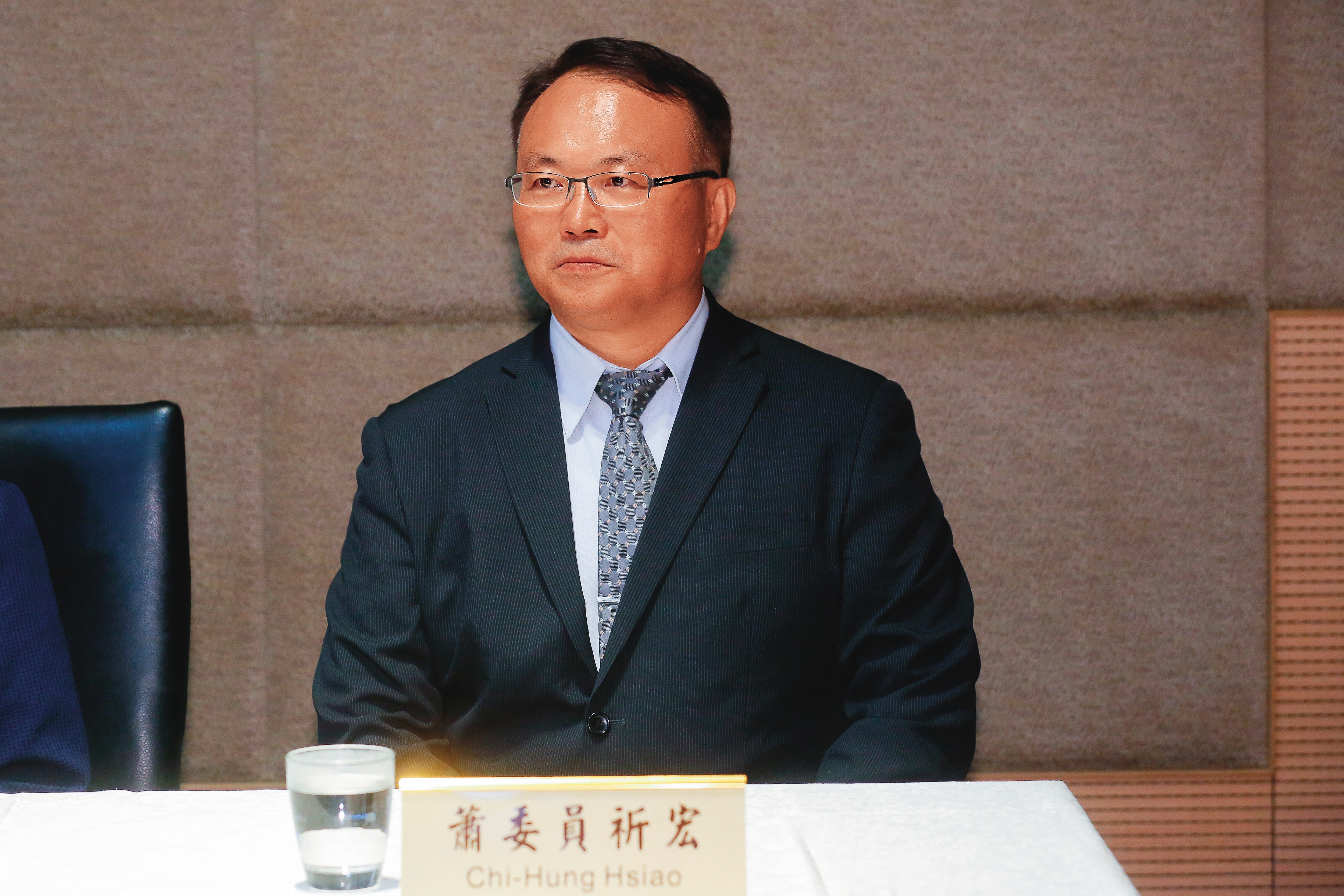 前NCC委員蕭祈宏因違反旋轉門條例擔任電信公司顧問，還透過醫生兒子收取業者50萬元，日前遭雲林地檢署起訴。