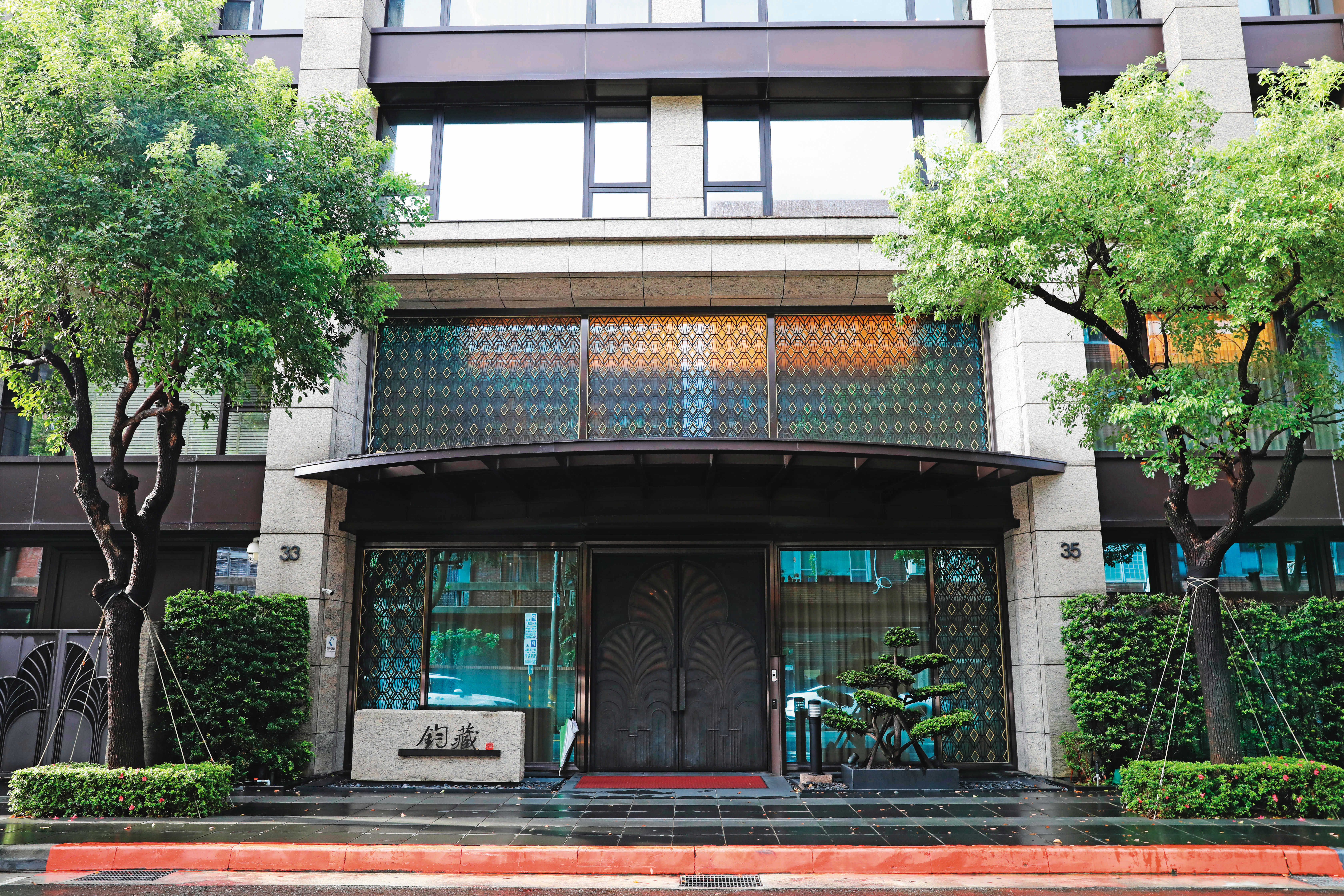 王貴鋒成立「東東家族」群組，用公款承租朱崙街豪宅，招待政商名流抽雪茄、喝酒、打牌及吃飯。