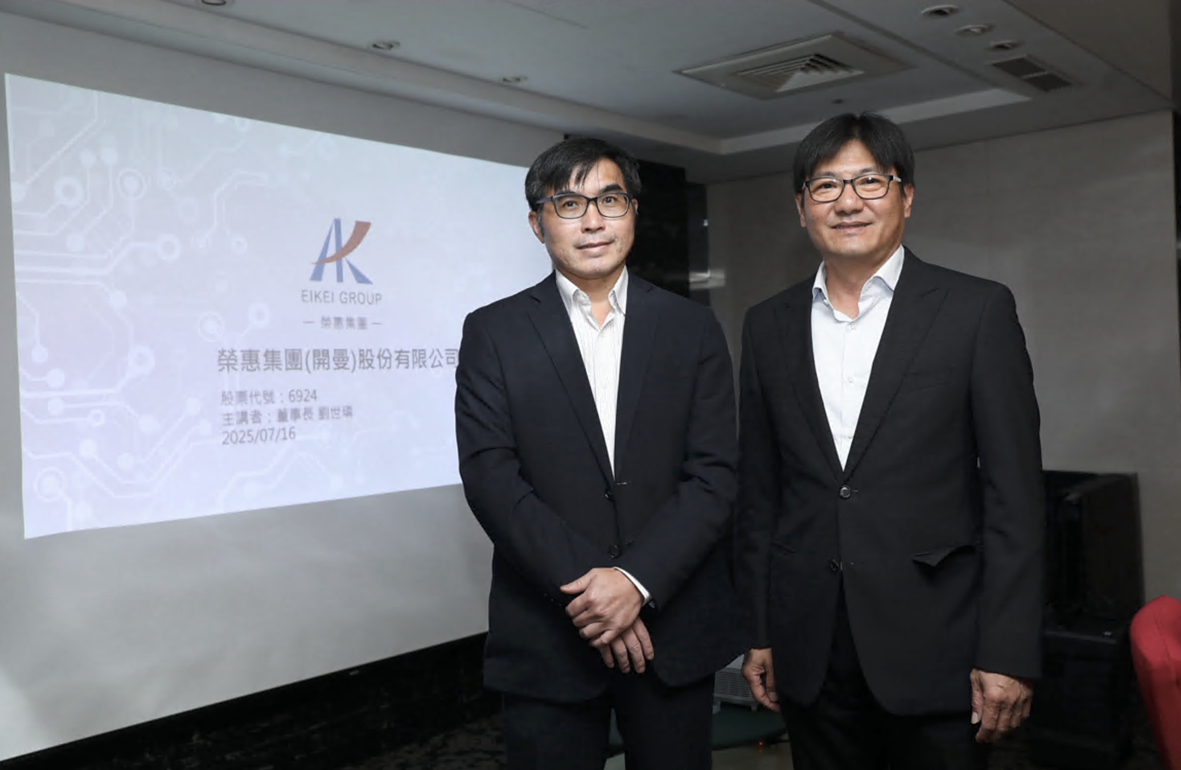 榮惠董事長劉世璘（右）和財務長吳建芳（左）參加媒體餐敘。