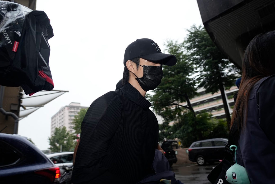 藝人閃兵案展開第3波搜索，包含棒棒堂成員小杰等4人遭拘提。