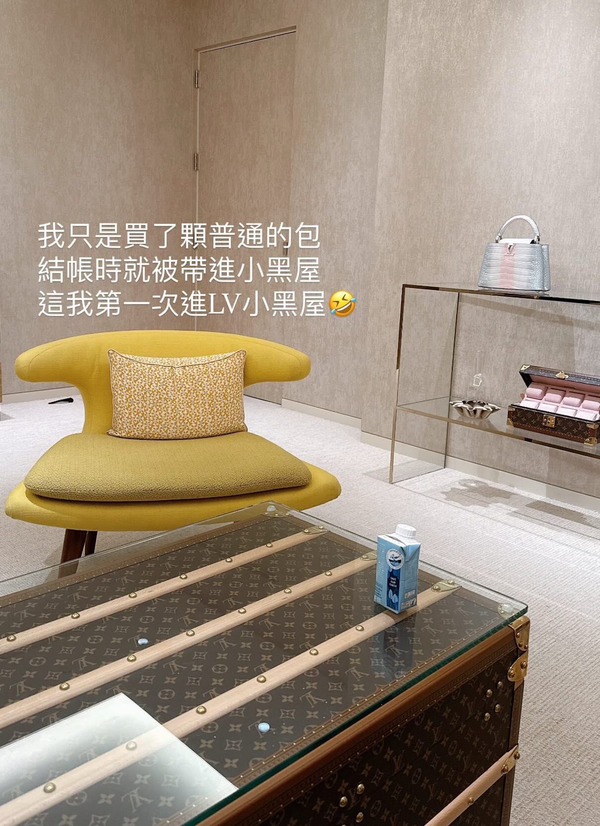周品均分享在銀座LV選購一款包包時,結帳時被帶進俗稱「小黑屋」等很久。(翻攝自IG mayukichou)