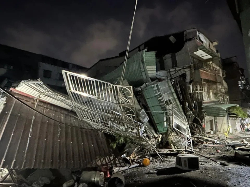 新北三重六張街工地開挖，釀成鄰宅倒塌意外。（翻攝「我是蘆洲人 loveluzhou」臉書）