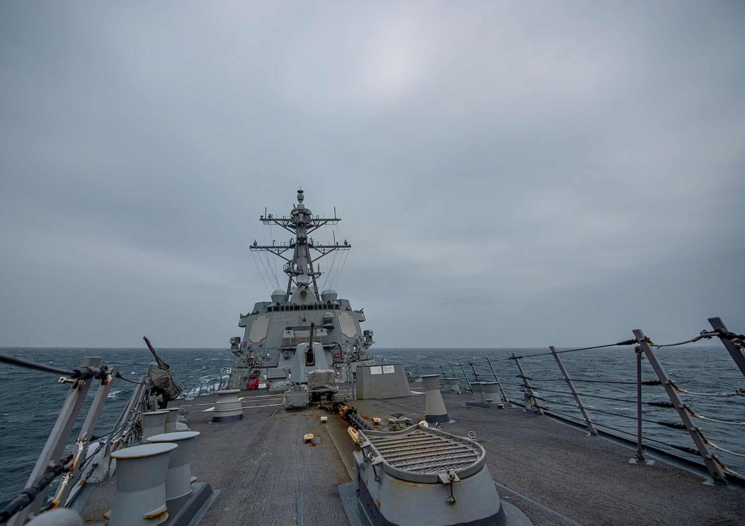 美軍約翰芬恩號驅逐艦行經台灣海峽，共軍表示抗議。圖為該艦2021年航經台灣海峽。（翻攝自美國海軍第七艦隊司令部）