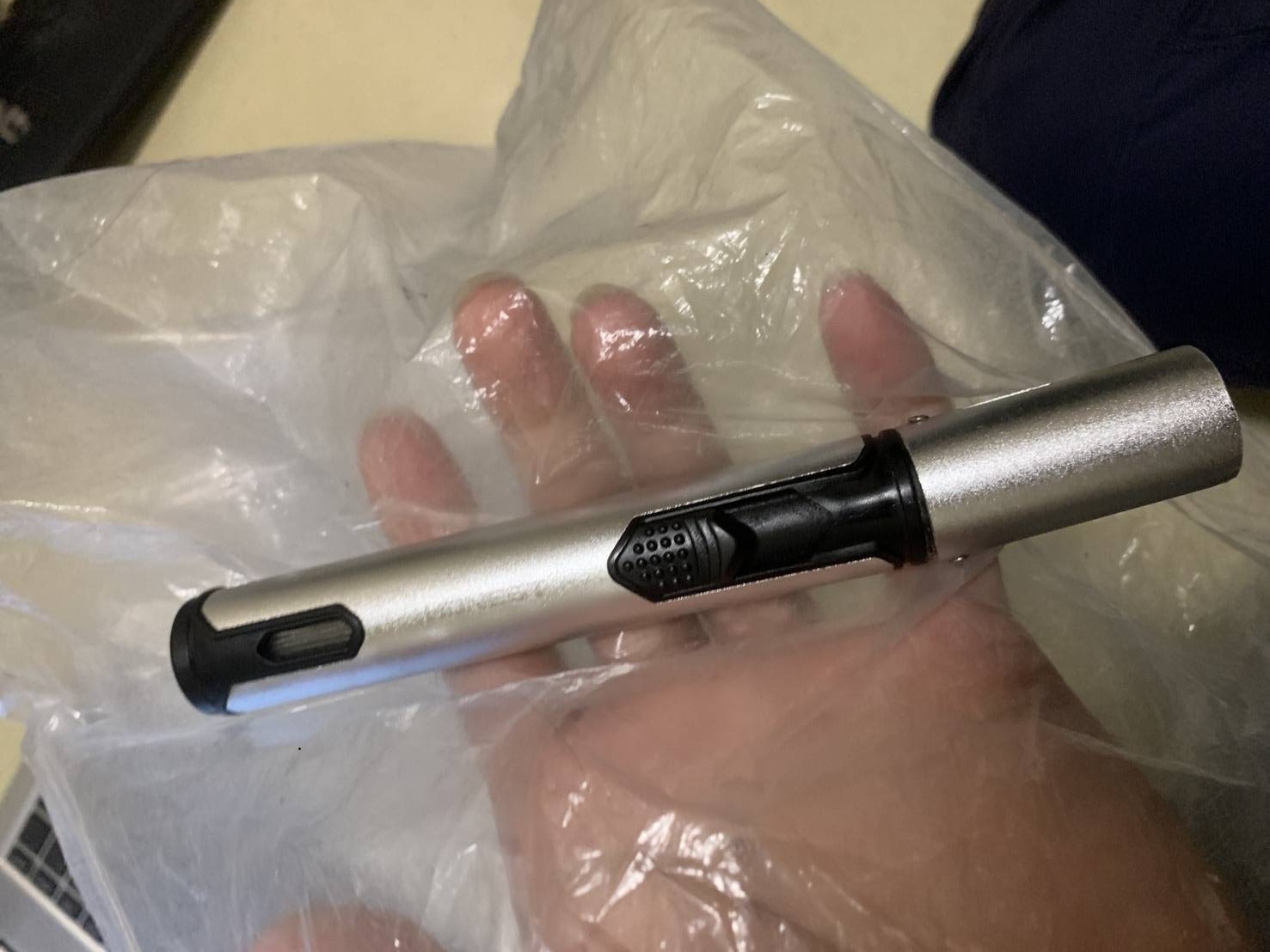 一名謝姓男子昨晚在北捷車廂持金屬棒狀物狂奔並敲打立柱，警方到場處理，發現該物品只是防火打火機。（翻攝畫面）