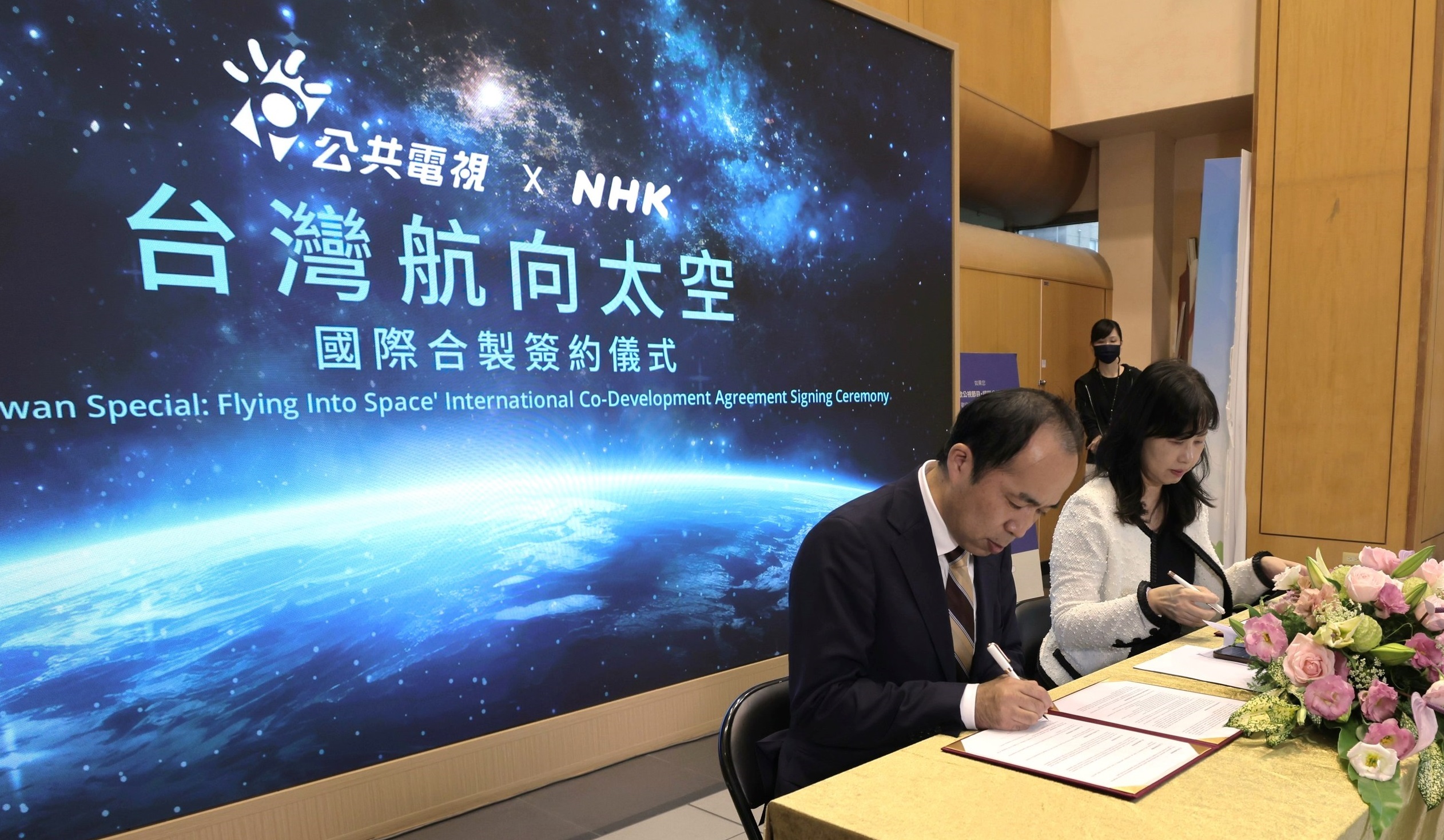 公視總經理徐秋華（右）與NHK帶廣放送局局長松岡準志（左）在公視完成簽約儀式。（公視提供）