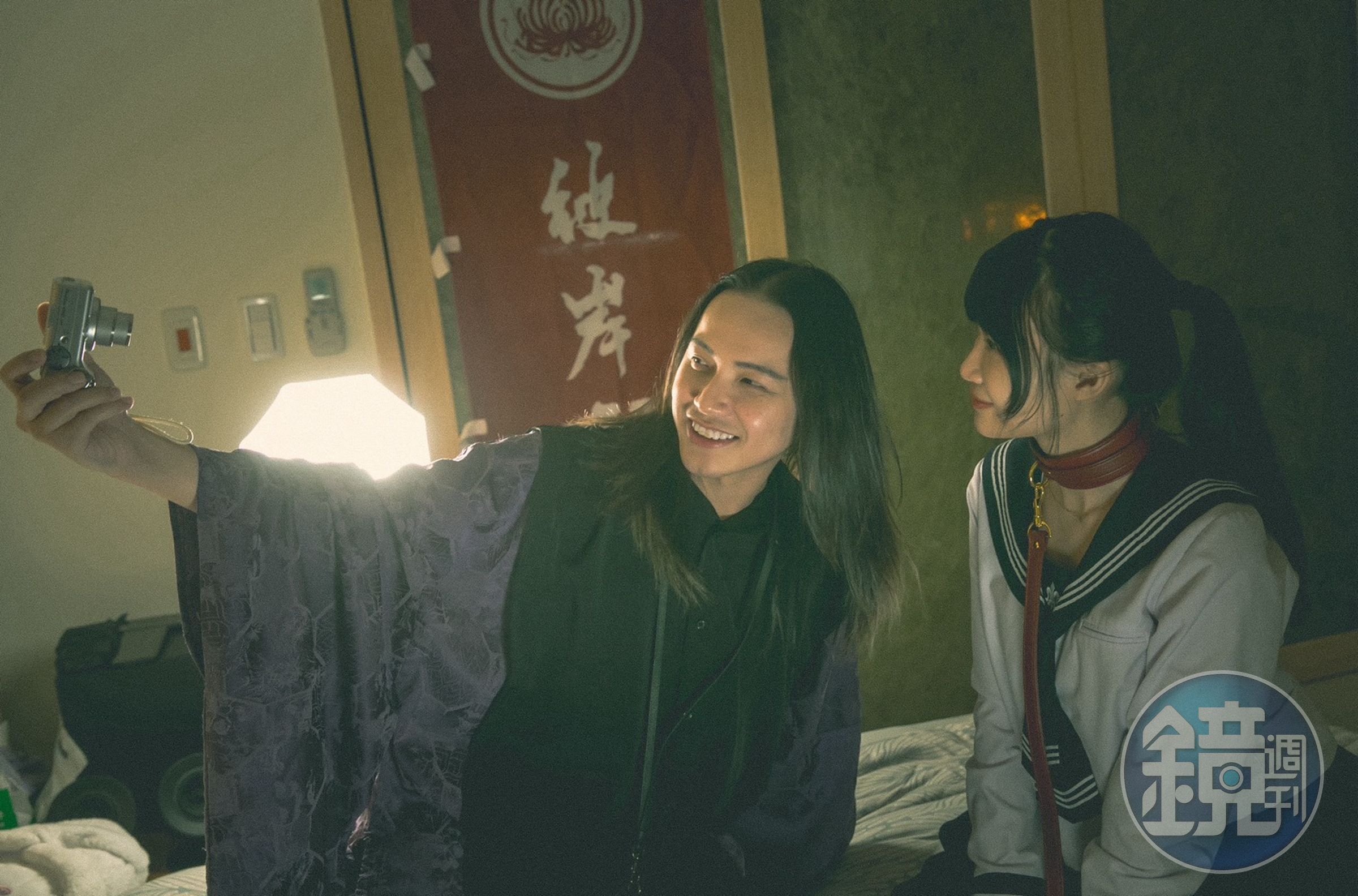 小艾(右)為了此次受訪，展現人脈約了北一女、香港科大畢業AI女友平台創辦人婷婷（左）跨界合作。2人在此產業，各有所長。