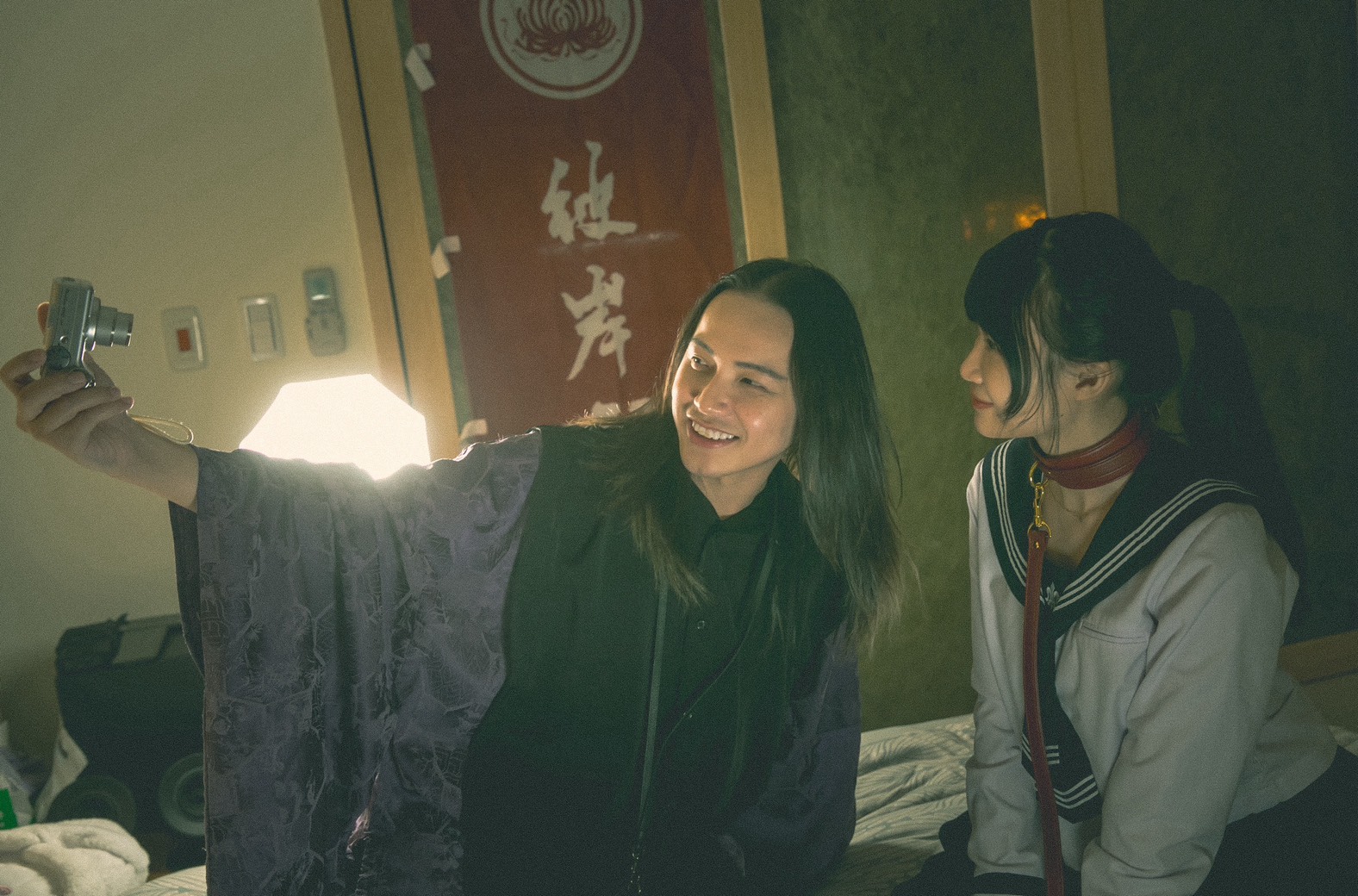 小艾(右)為了此次受訪，展現人脈約了北一女、香港科大畢業AI女友平台創辦人婷婷（左）跨界合作。2人在此產業，各有所長。