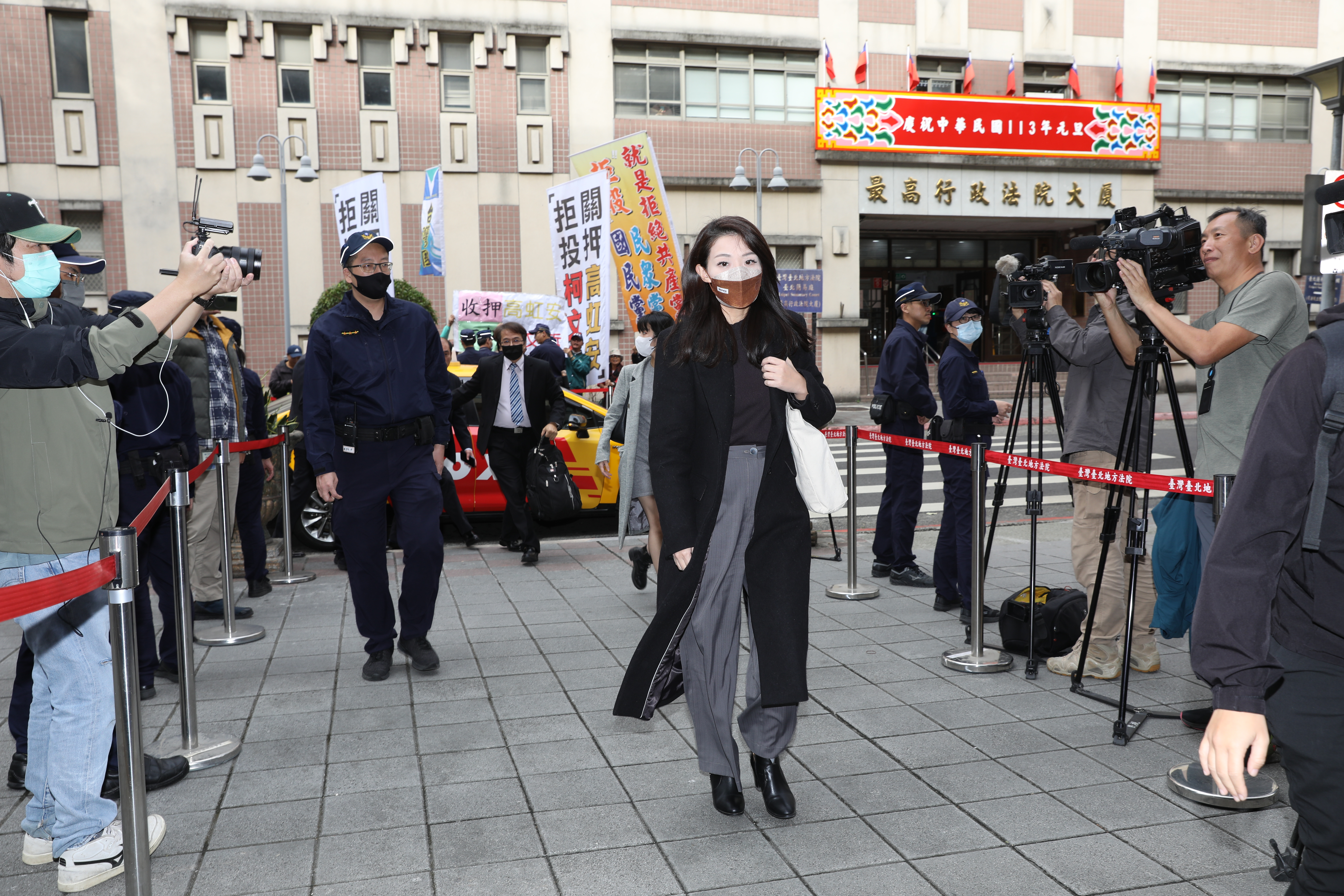 高虹安無法確定未來開庭時間，讓蘇宏杰忍不住反問高說：「被告有到庭的義務，不然法院要週末開庭嗎？」