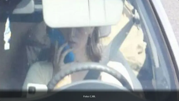 用冰袋打電話？荷蘭女子開車時因冰敷剛拔完智齒的臉頰，竟被監視器誤認為持手機，收到1.6萬元罰單。（翻攝自Omroep Brabant）