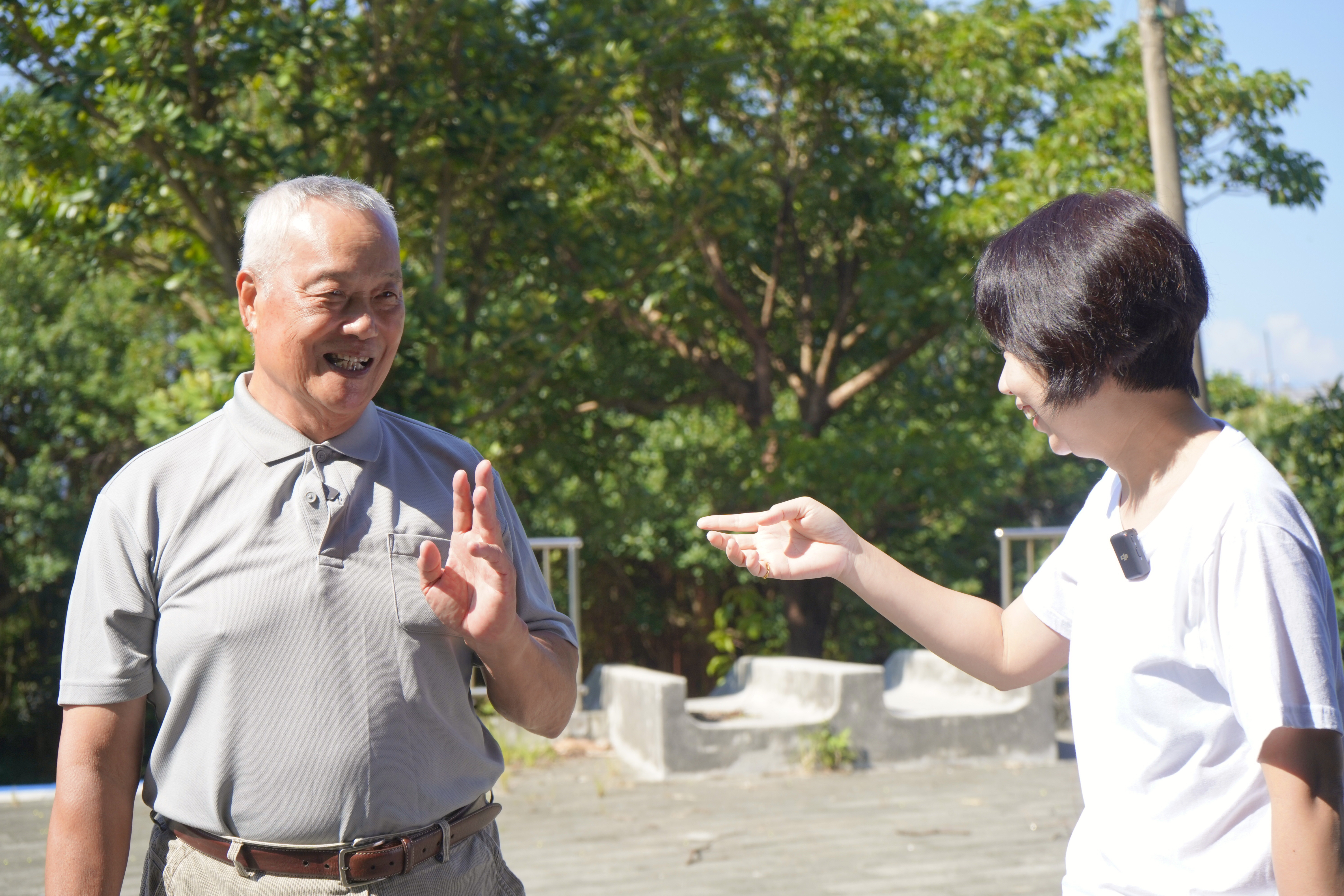 奇浩頭目劉永福（左）與林處長（右）相見歡。（基隆市政府提供）