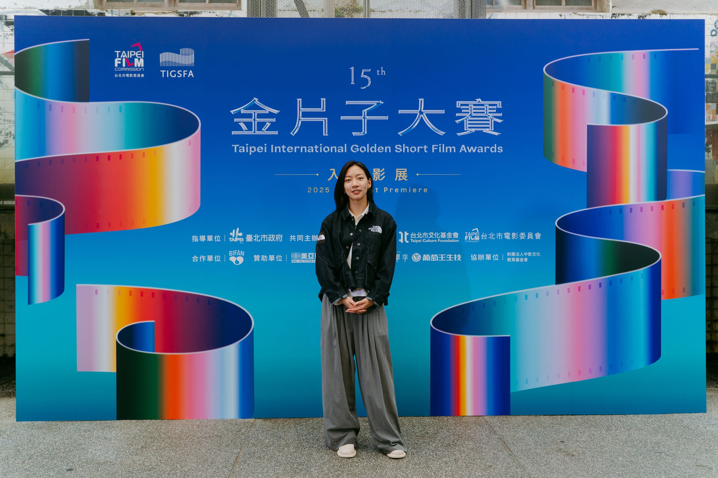 陳妤飾演的女警透過警察密錄器呈現影像,和歹徒槍戰之餘,還扛起全片攝影師的重任。(台北市電影委員會提供)