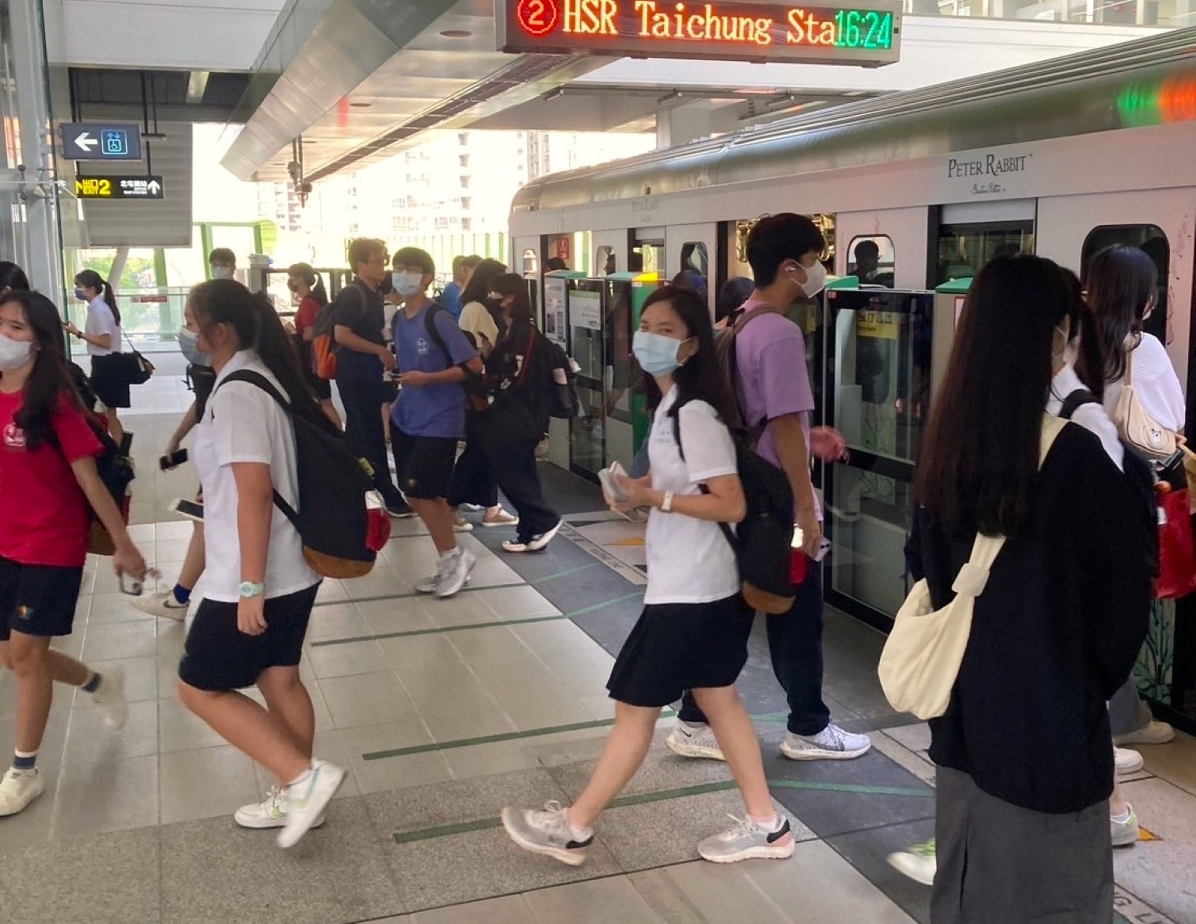 再創11月日均運量達4萬2302人次,再創新高。(中捷提供)