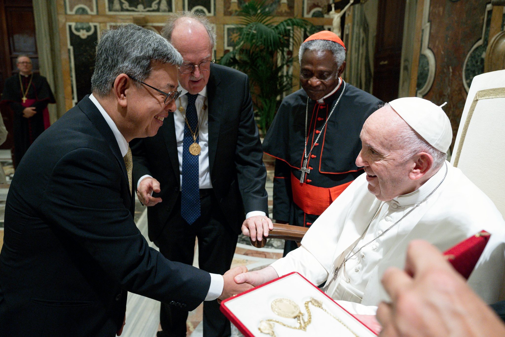 陳建仁是「耶路撒冷聖墓騎士團騎士」，曾到教廷與教宗見面。（翻攝陳建仁臉書）