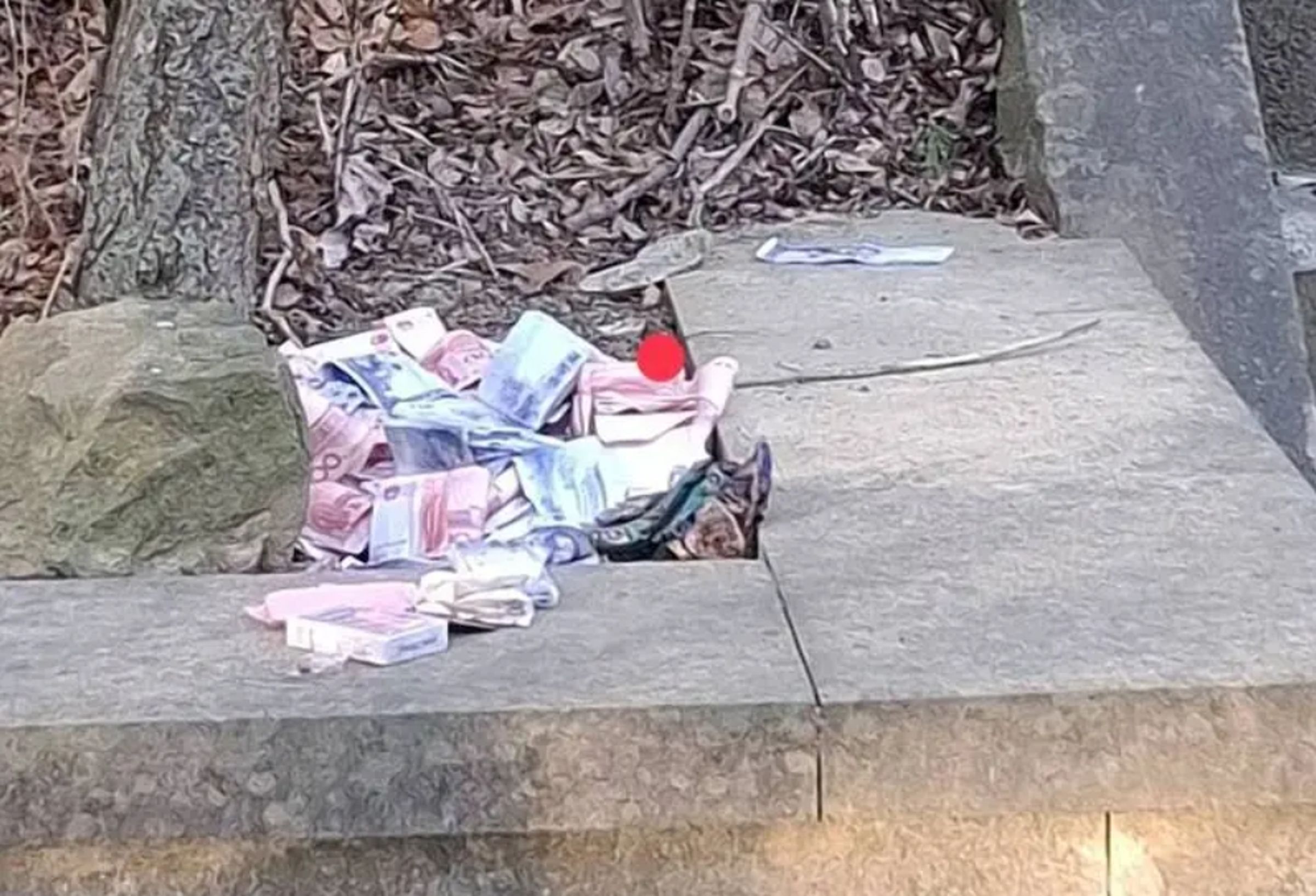 苗栗貓裏山公園的忠烈祠廣場前驚大把鈔票、金條散落在路邊，警方循線找到失主是一名獨居老翁。（翻攝畫面）