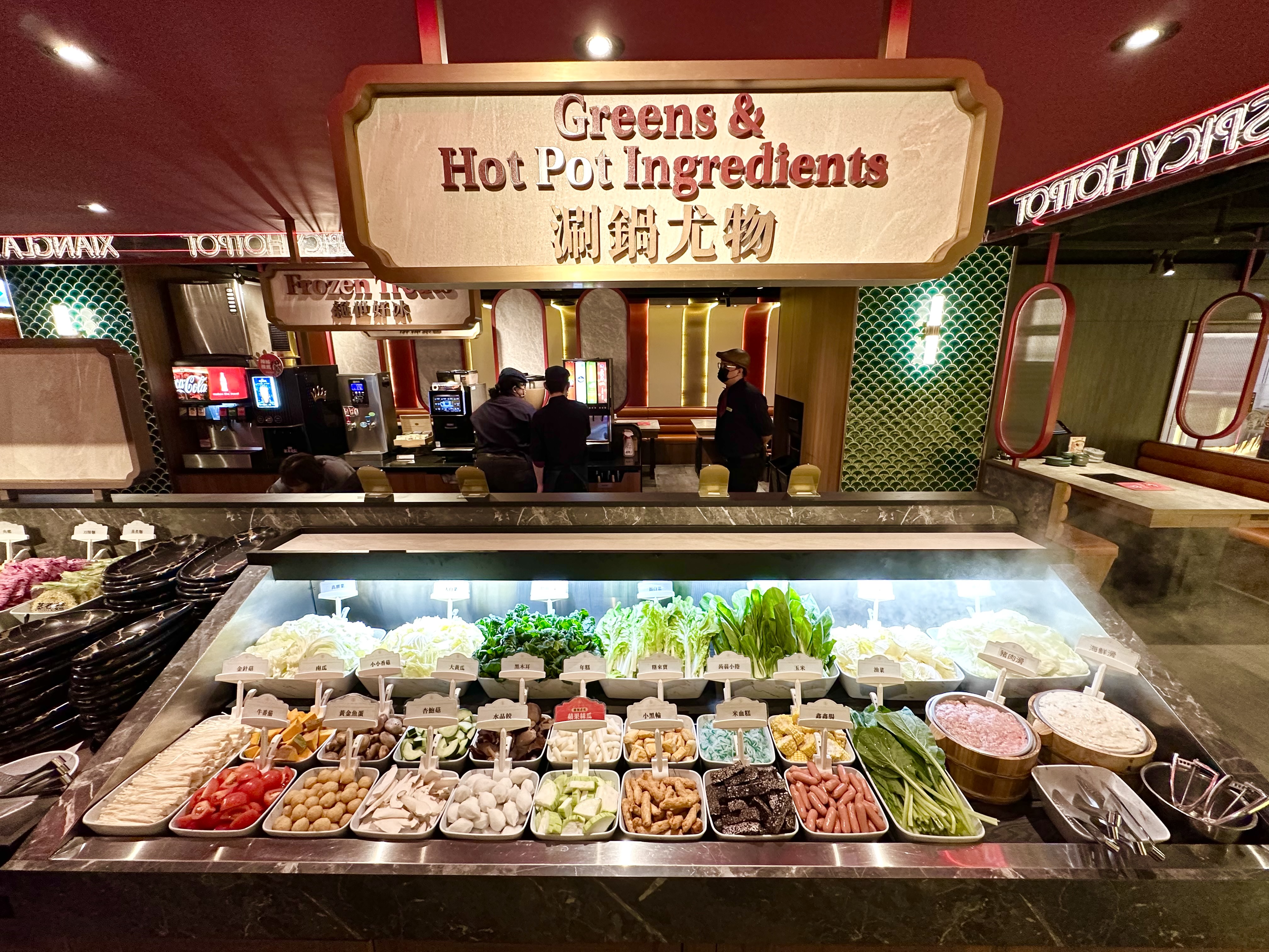 自助區提供近30種蔬菜和火鍋料讓客人夾取。