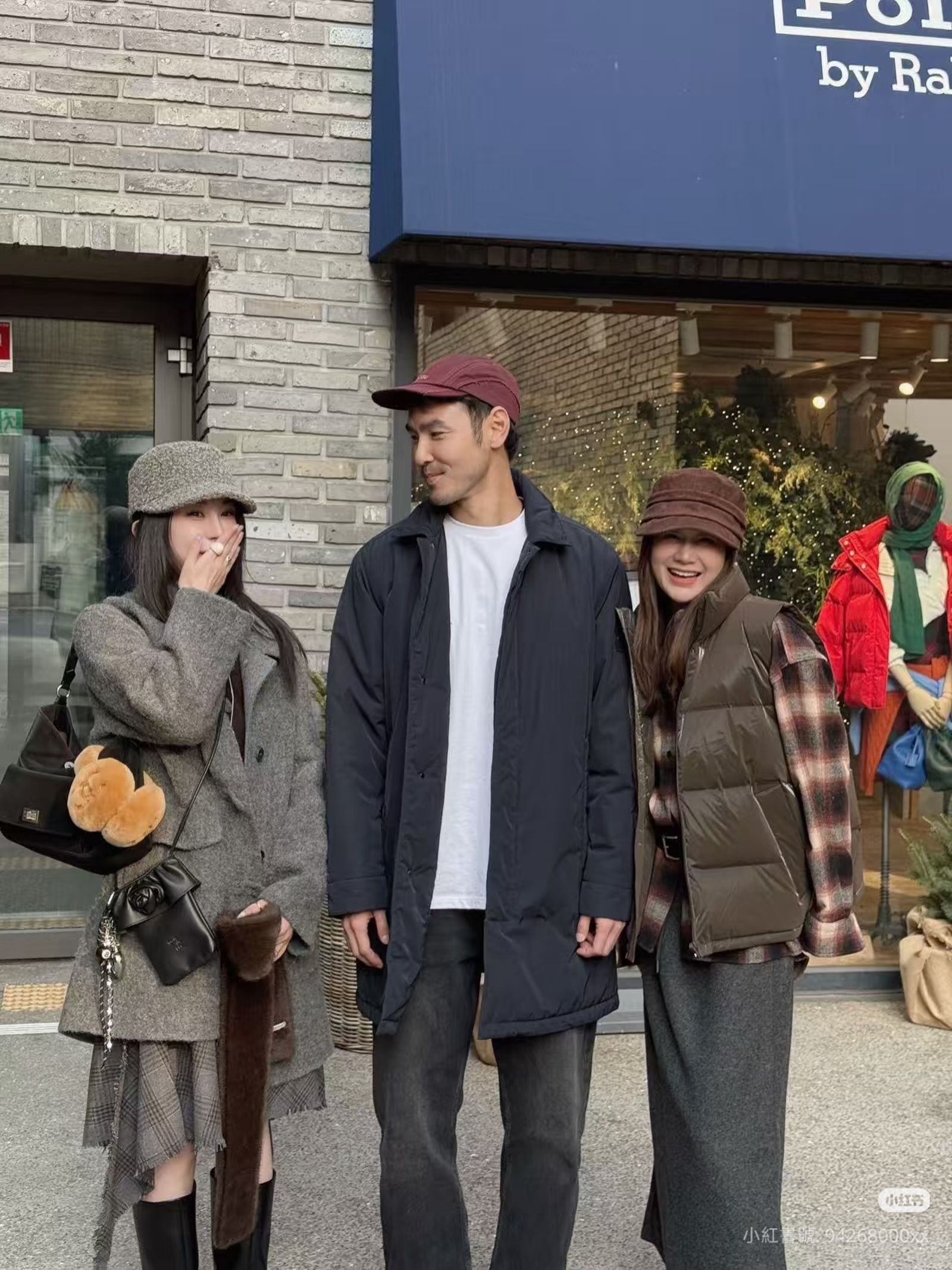 遇到網友要求合照，阮經天也有求必應，還祝她們「玩得開心」。（翻攝自小紅書）