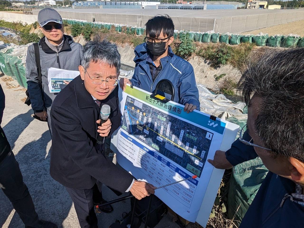 劉建國邀請經濟部次長賴建信會勘,終獲中央補助4億元整治。(劉建國辦公室提供)